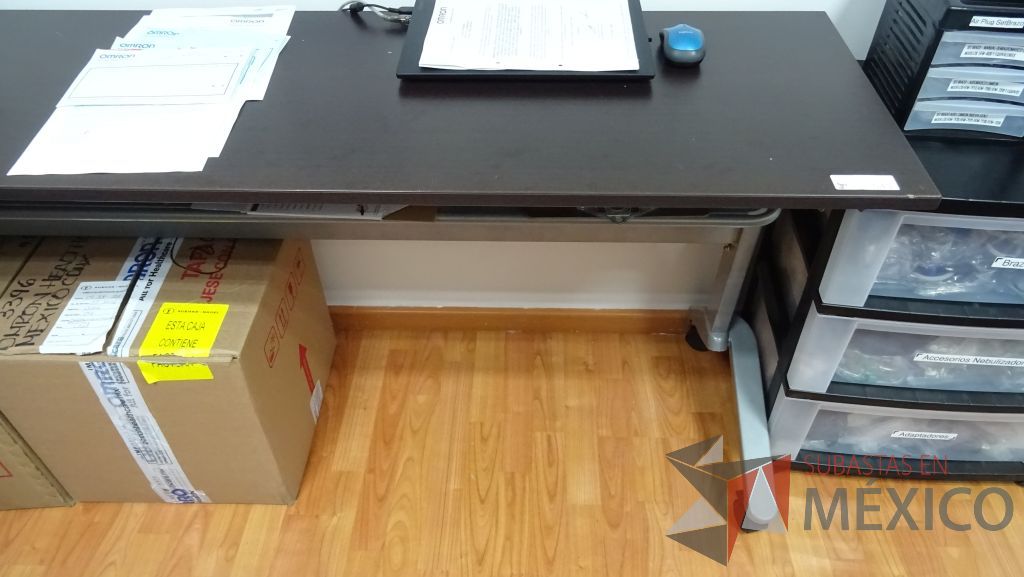 Lote 014 - Mesa de trabajo con cubierta de madera pagable con ruedas, empotrada de un lado