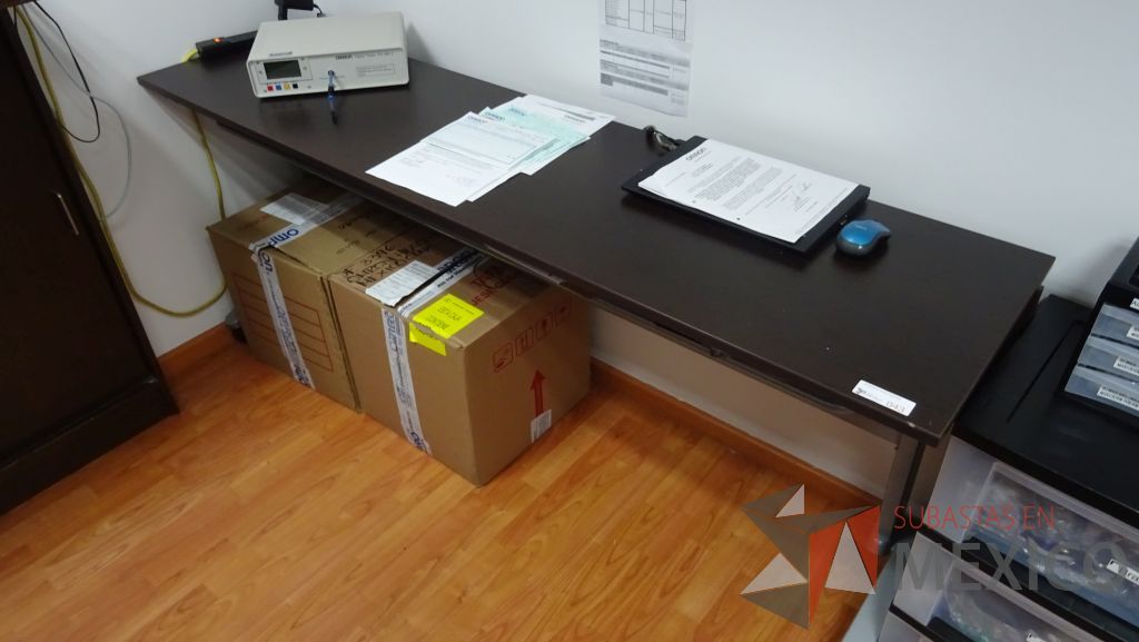 Lote 022 - Mesa de trabajo con cubierta de madera pagable con ruedas, empotrada de un lado - Imagen 3