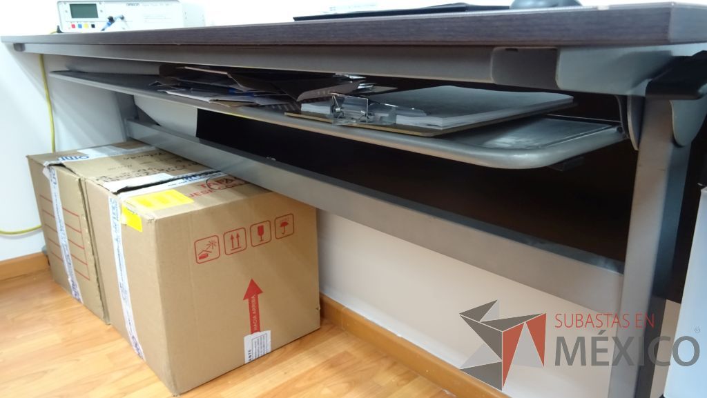 Lote 014 - Mesa de trabajo con cubierta de madera pagable con ruedas, empotrada de un lado - Imagen 4