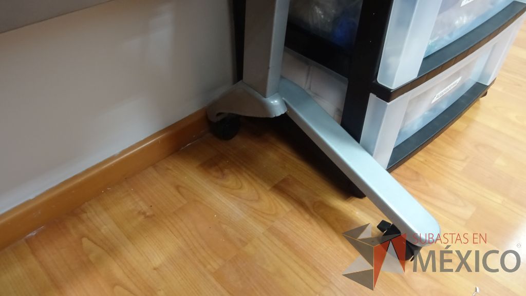 Lote 022 - Mesa de trabajo con cubierta de madera pagable con ruedas, empotrada de un lado - Imagen 5