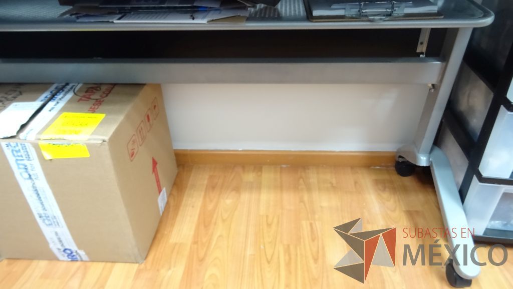 Lote 014 - Mesa de trabajo con cubierta de madera pagable con ruedas, empotrada de un lado - Imagen 6