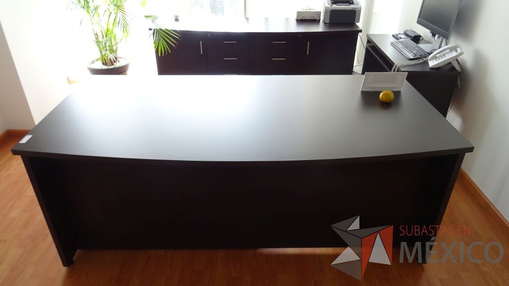 Lote 036 - Oficina de dirección con escritorio de madera en 2 piezas con 6 cajones - Imagen 5