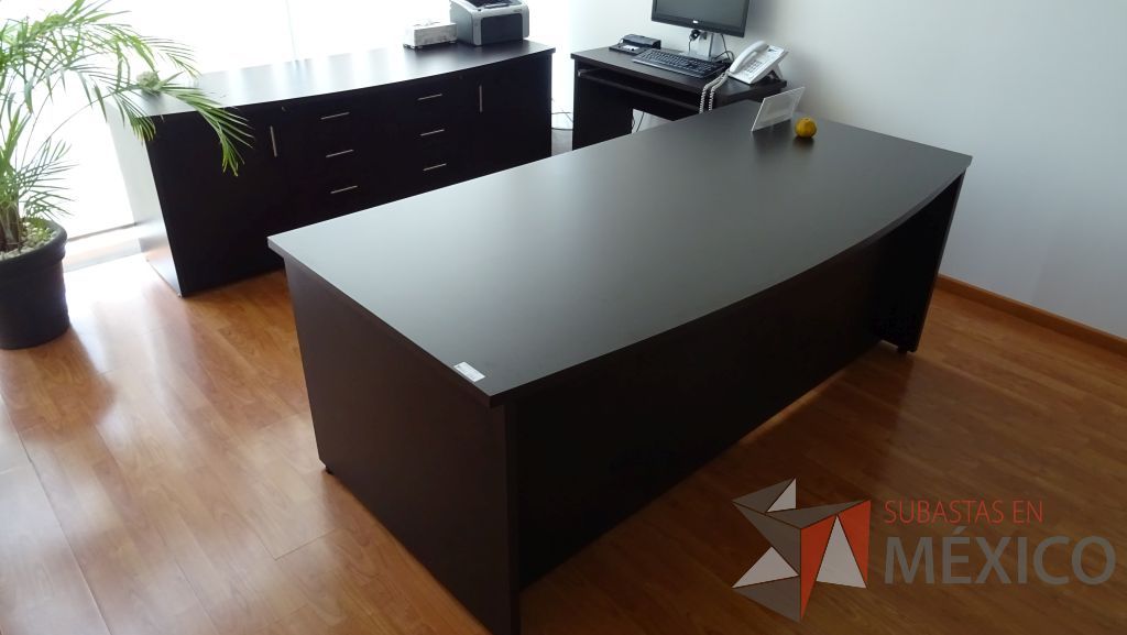 Lote 019 - Oficina de dirección, credenza de madera y 2 sillas de visita - Imagen 2