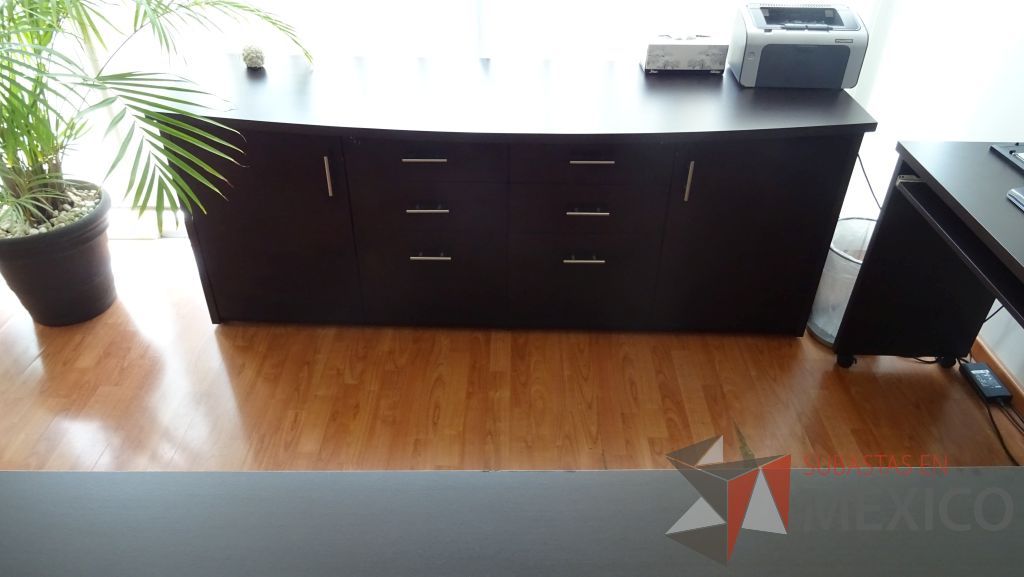 Lote 015 - Oficina de dirección , credenza de madera, 2 Sillas de visita fijas,2 Sillas de visita tipo piel y mesa de apoyo - Imagen 3