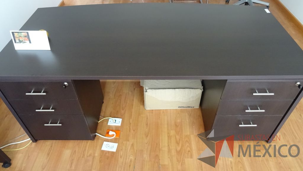 Lote 036 - Oficina de dirección con escritorio de madera en 2 piezas con 6 cajones