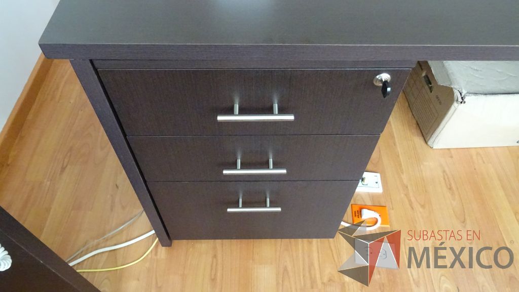 Lote 015 - Oficina de dirección , credenza de madera, 2 Sillas de visita fijas,2 Sillas de visita tipo piel y mesa de apoyo - Imagen 5
