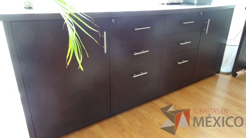 Lote 015 - Oficina de dirección , credenza de madera, 2 Sillas de visita fijas,2 Sillas de visita tipo piel y mesa de apoyo - Imagen 6