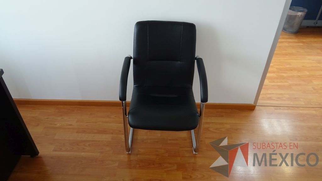 Lote 019 - Oficina de dirección, credenza de madera y 2 sillas de visita - Imagen 8