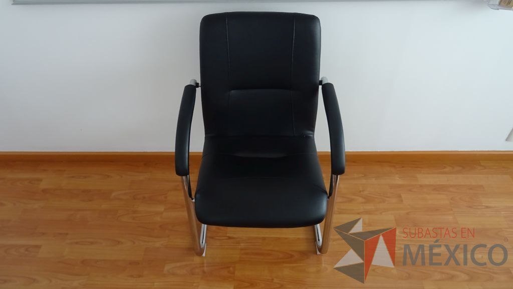 Lote 015 - Oficina de dirección , credenza de madera, 2 Sillas de visita fijas,2 Sillas de visita tipo piel y mesa de apoyo - Imagen 9