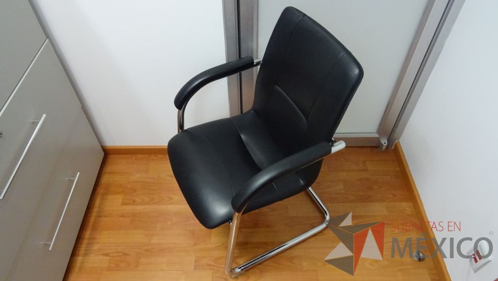 Lote 022 - Oficina ejecutiva, gabinete metálico y 2 sillas de visita - Imagen 6