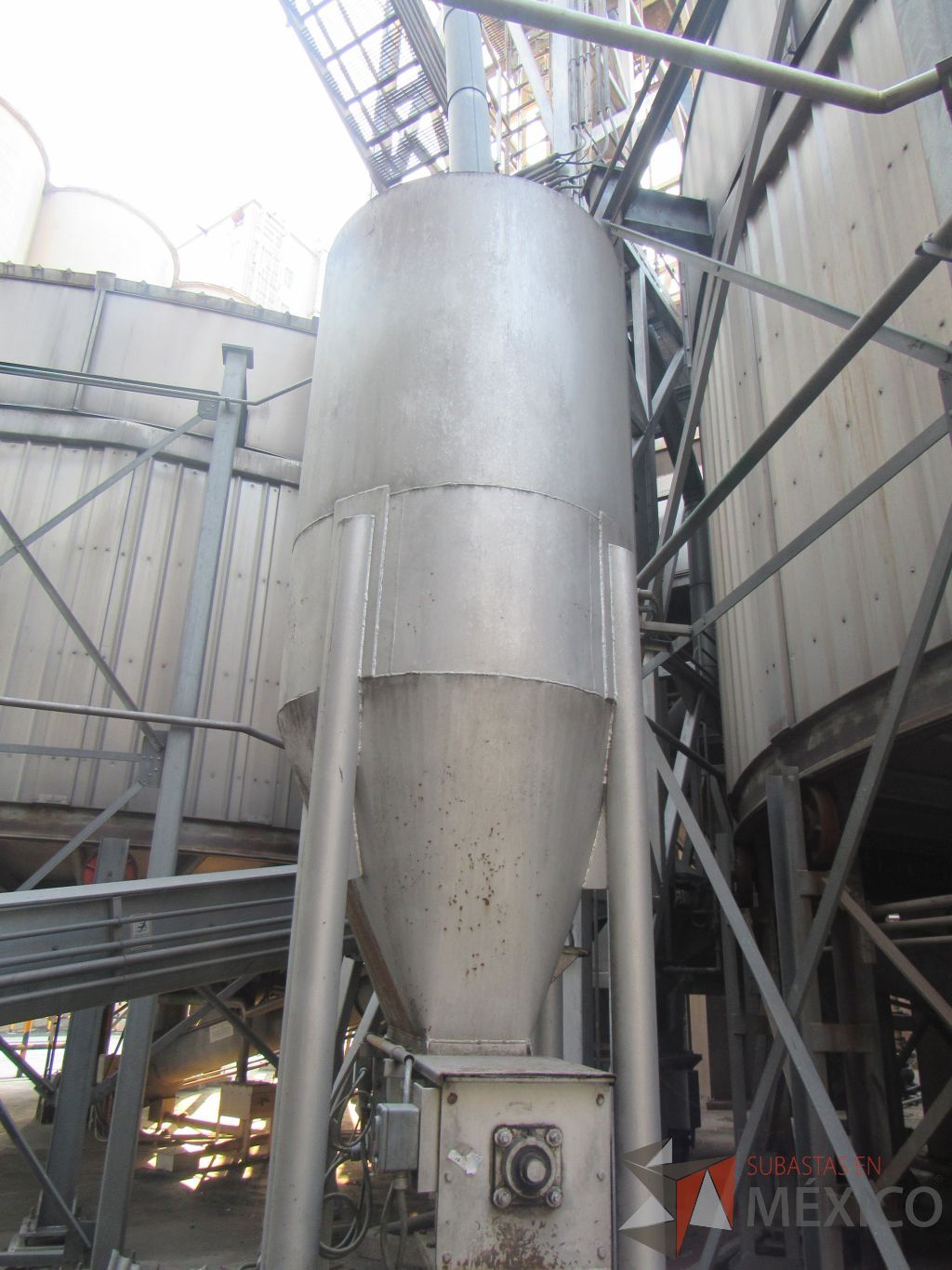 Lote 114 - Tolva tipo cilíndrica vertical fabricada en acero al carbon de 1/8 de espesor