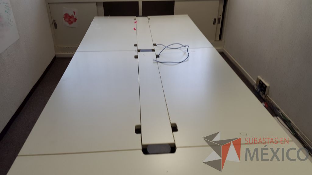 Lote 061 - Mesa rectangular para 10 personas con esquina semi circular para sala de juntas con cubierta color blanco y base metálica - Imagen 2