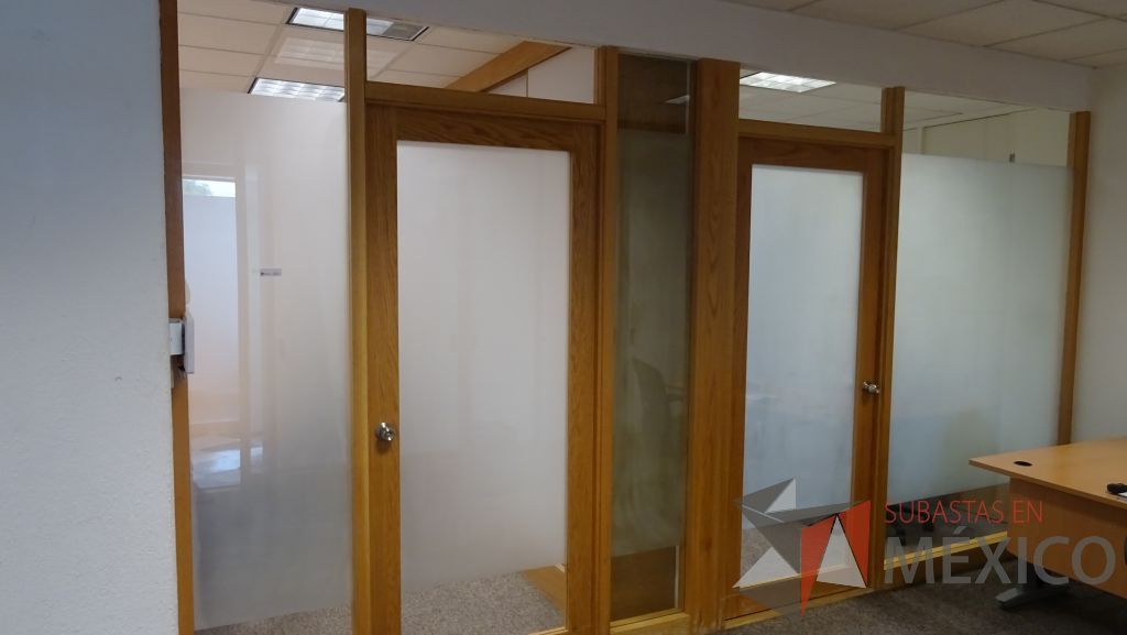 Lote 031 - Cancel de madera con 2 hojas de vidrio y 2 puertas de vidrio con marco de madera