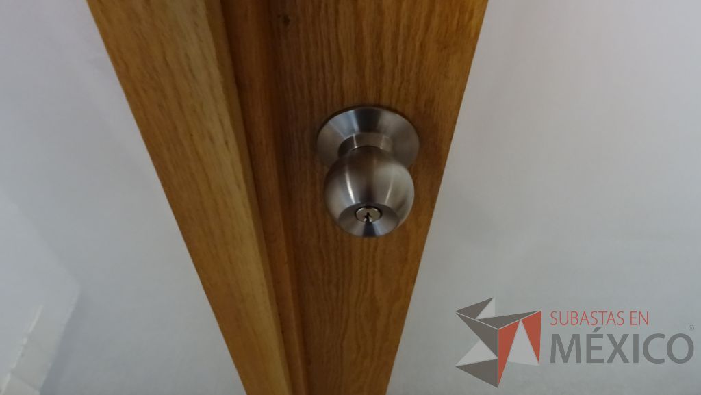 Lote 031 - Cancel de madera con 2 hojas de vidrio y 2 puertas de vidrio con marco de madera - Imagen 6