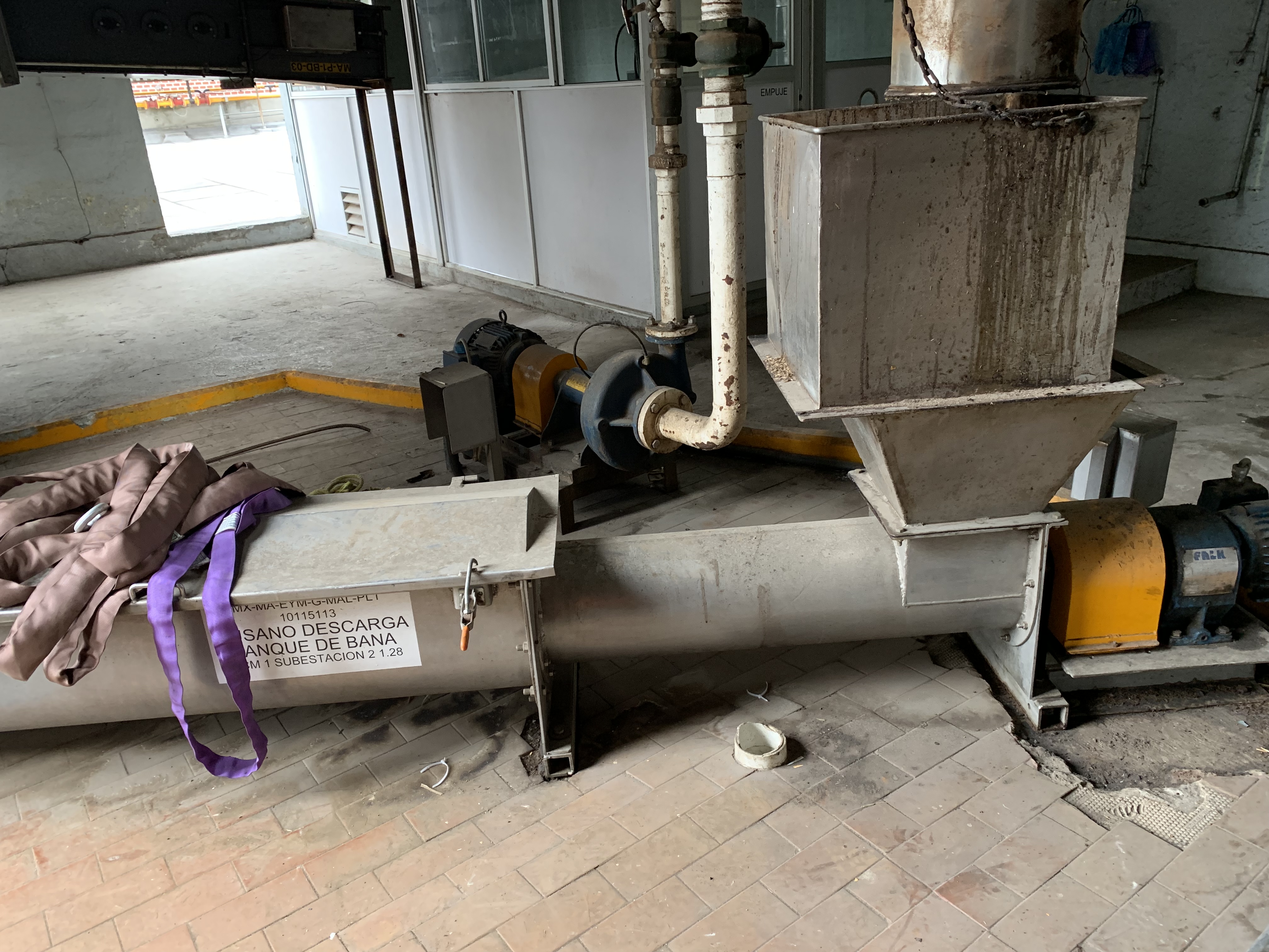 Lote 215 - Tolva metálica con gusano que descarga tanque de bana - Imagen 5