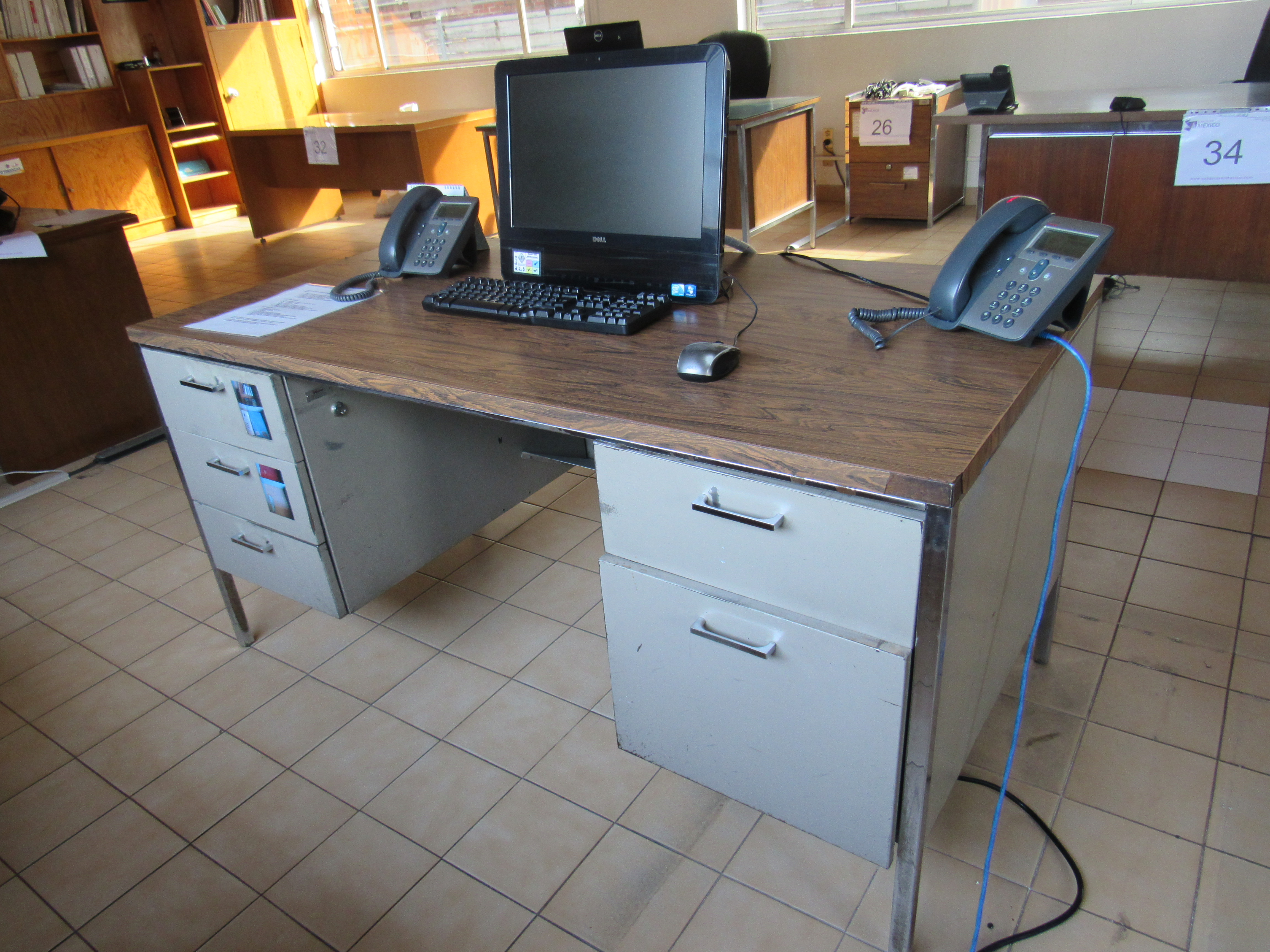 Lote 508 - Escritorio de metal con base de madera y cinco cajones - Imagen 3