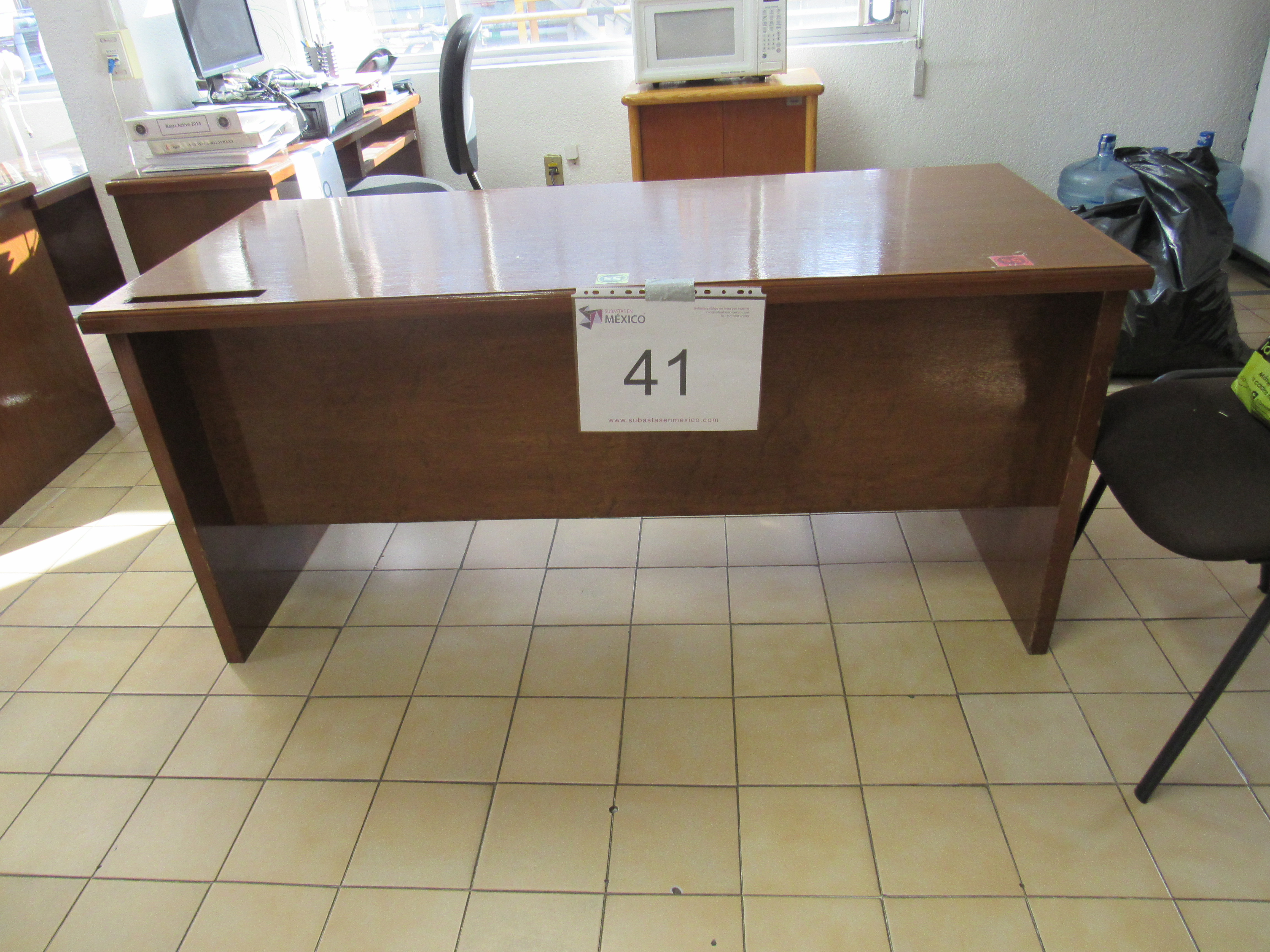 Lote 513 - Escritorio de madera con dos cajones, dos entre paños y dos puertas corredizas