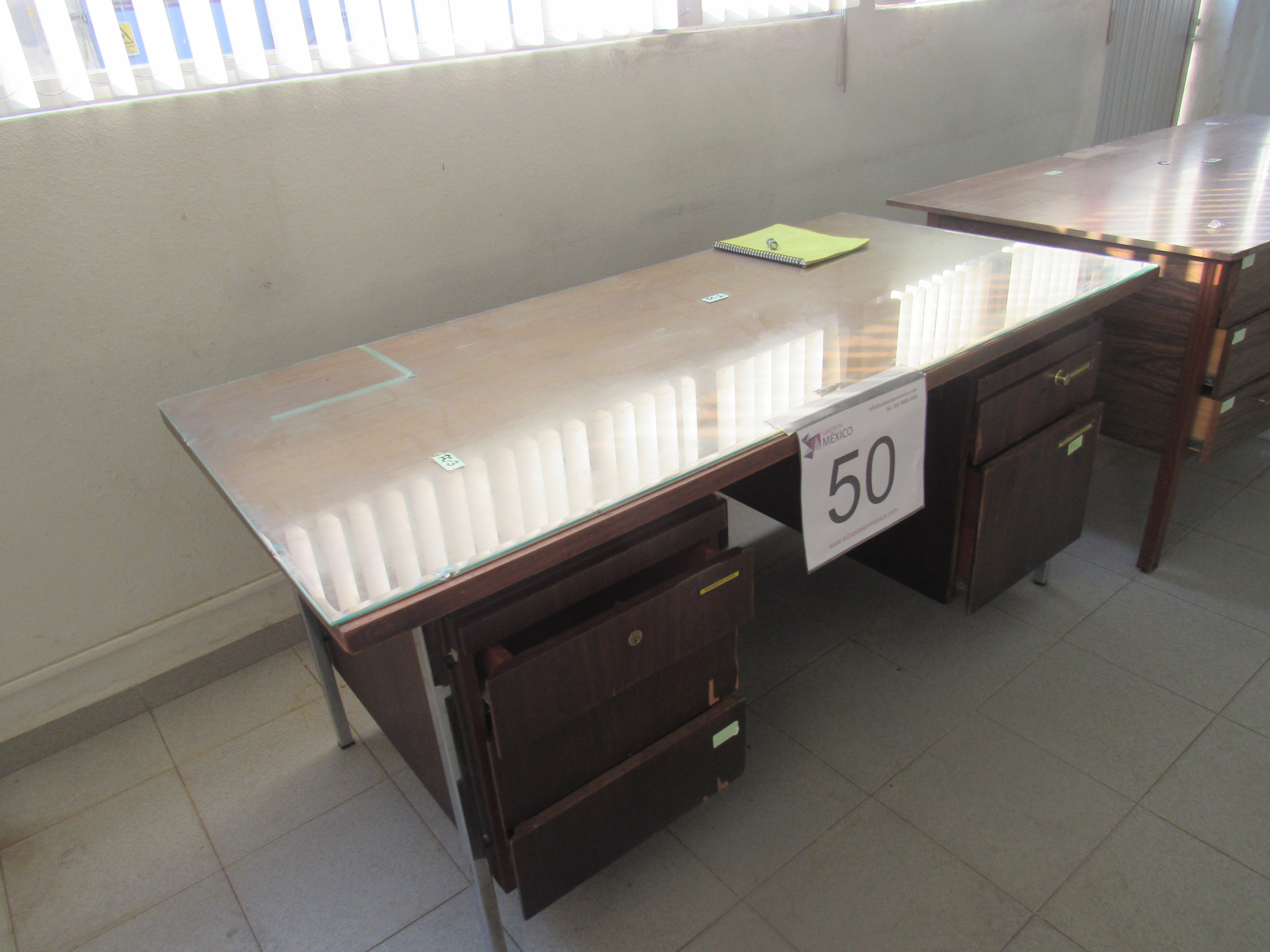 Lote 518 - Escritorio de madera con seis cajones, patas de metal y cristal para cubrir la parte superior - Imagen 5