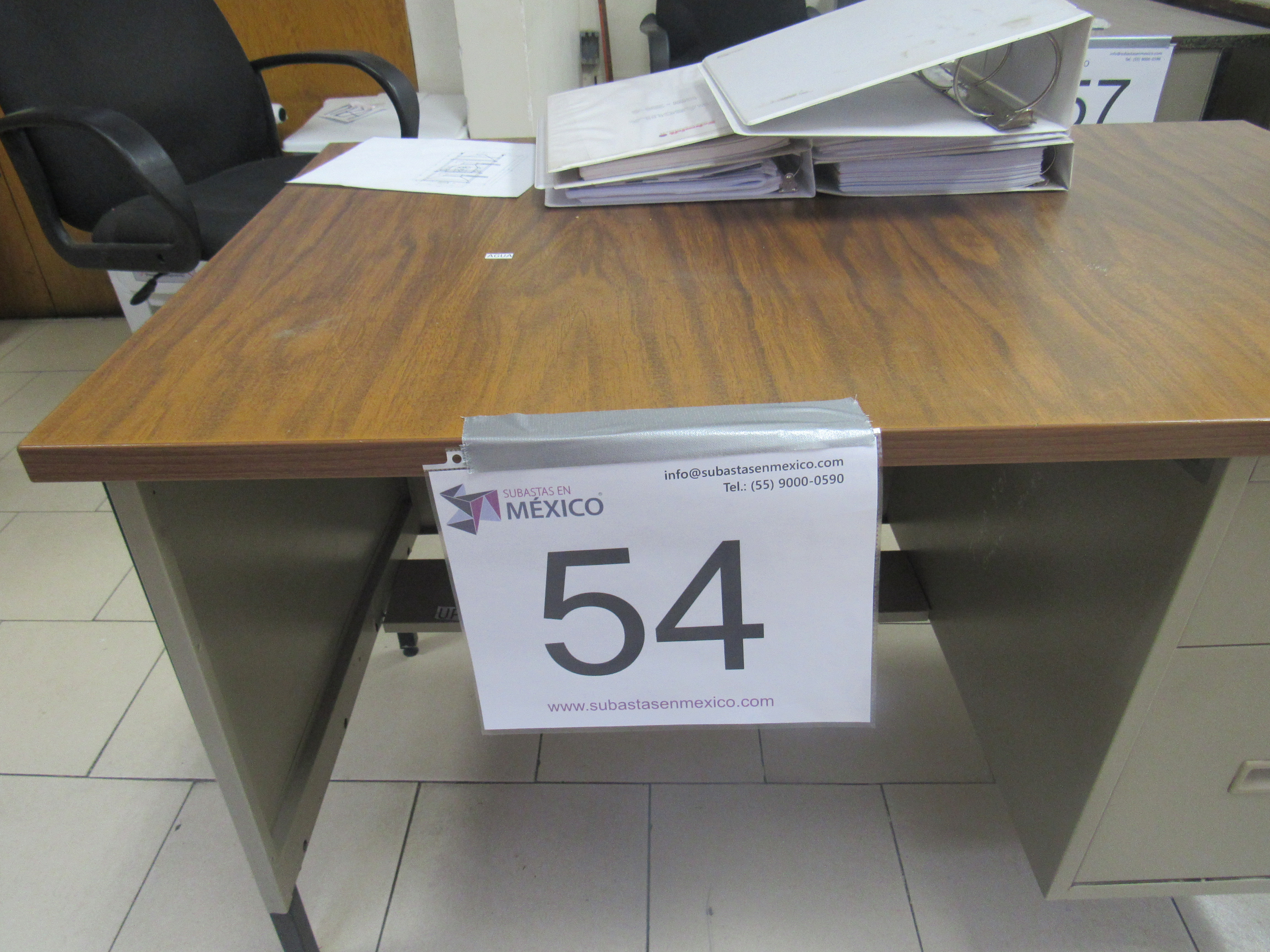 Lote 522 - Escritorio de metal con cubierta de madera y dos cajones - Imagen 2