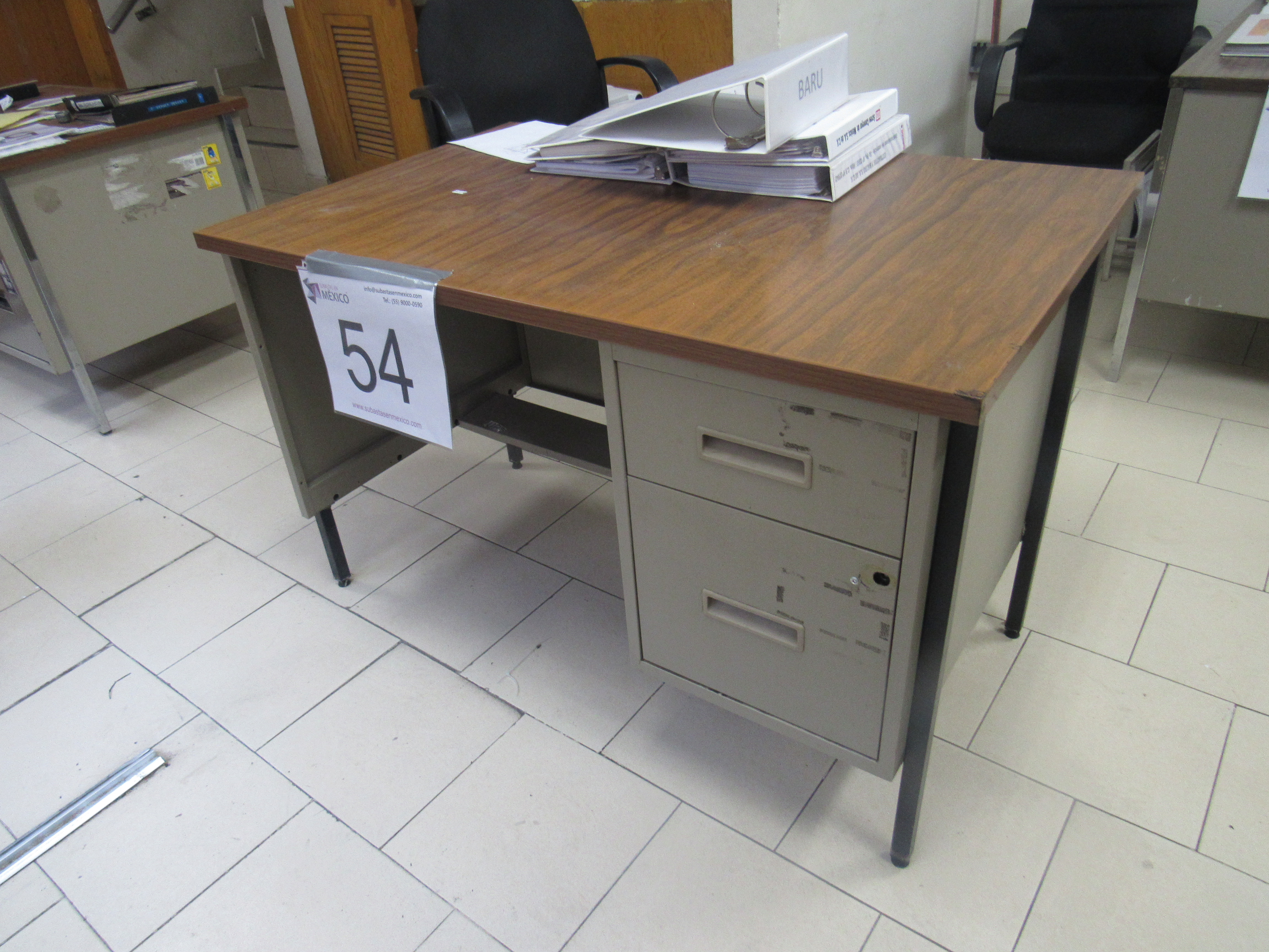 Lote 522 - Escritorio de metal con cubierta de madera y dos cajones