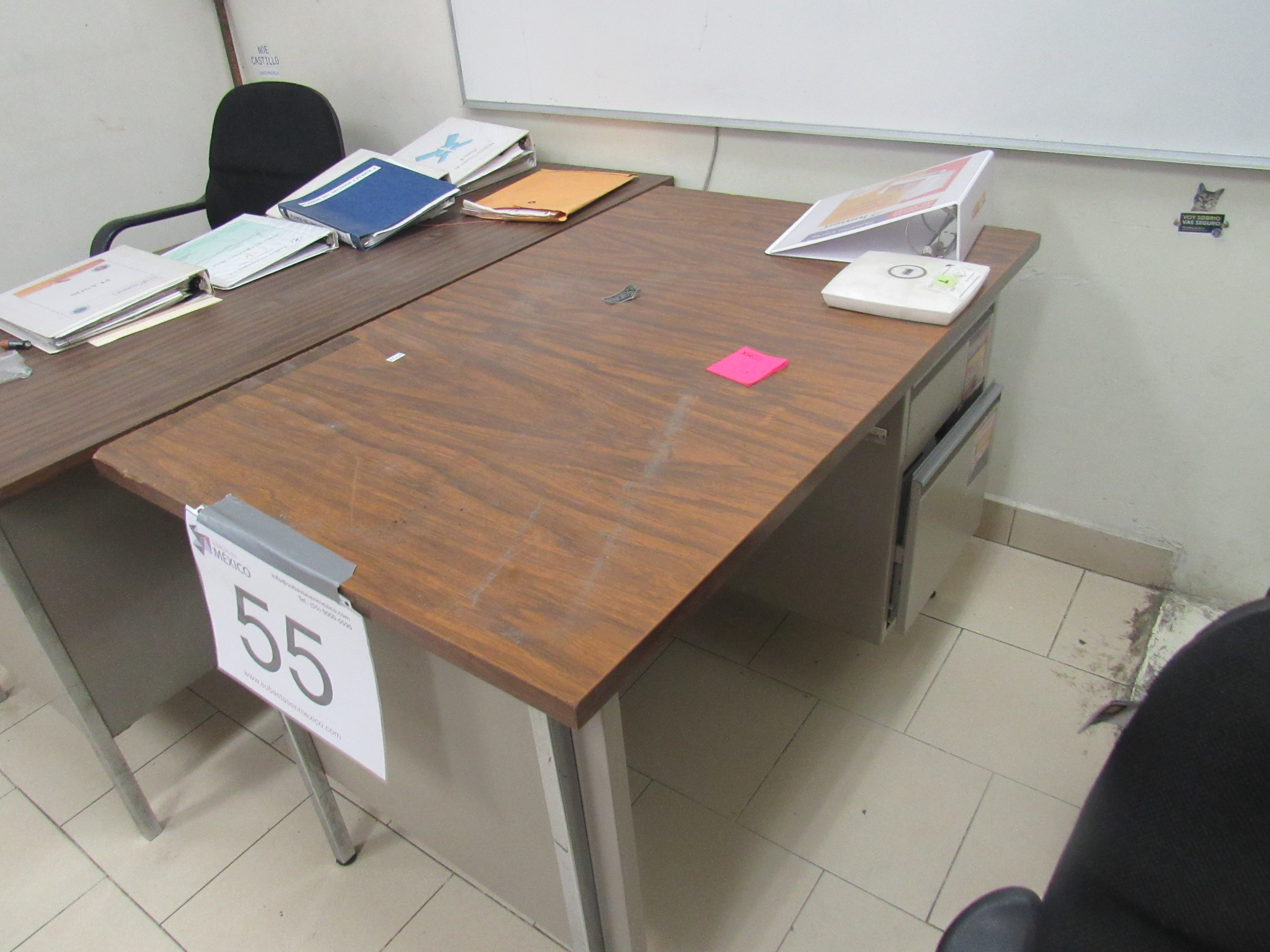 Lote 523 - Escritorio de metal con cubierta de madera y dos cajones