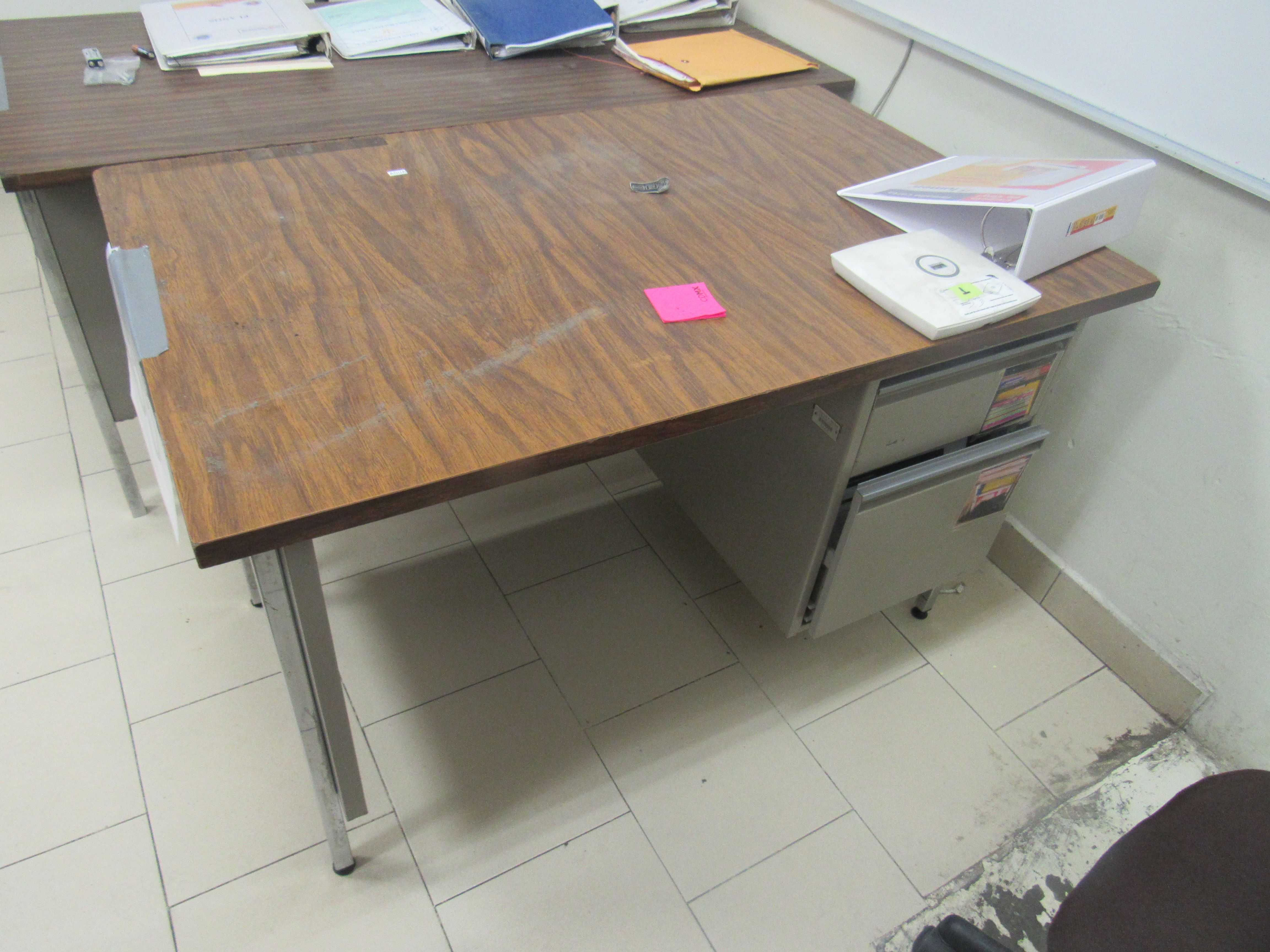 Lote 523 - Escritorio de metal con cubierta de madera y dos cajones - Imagen 3
