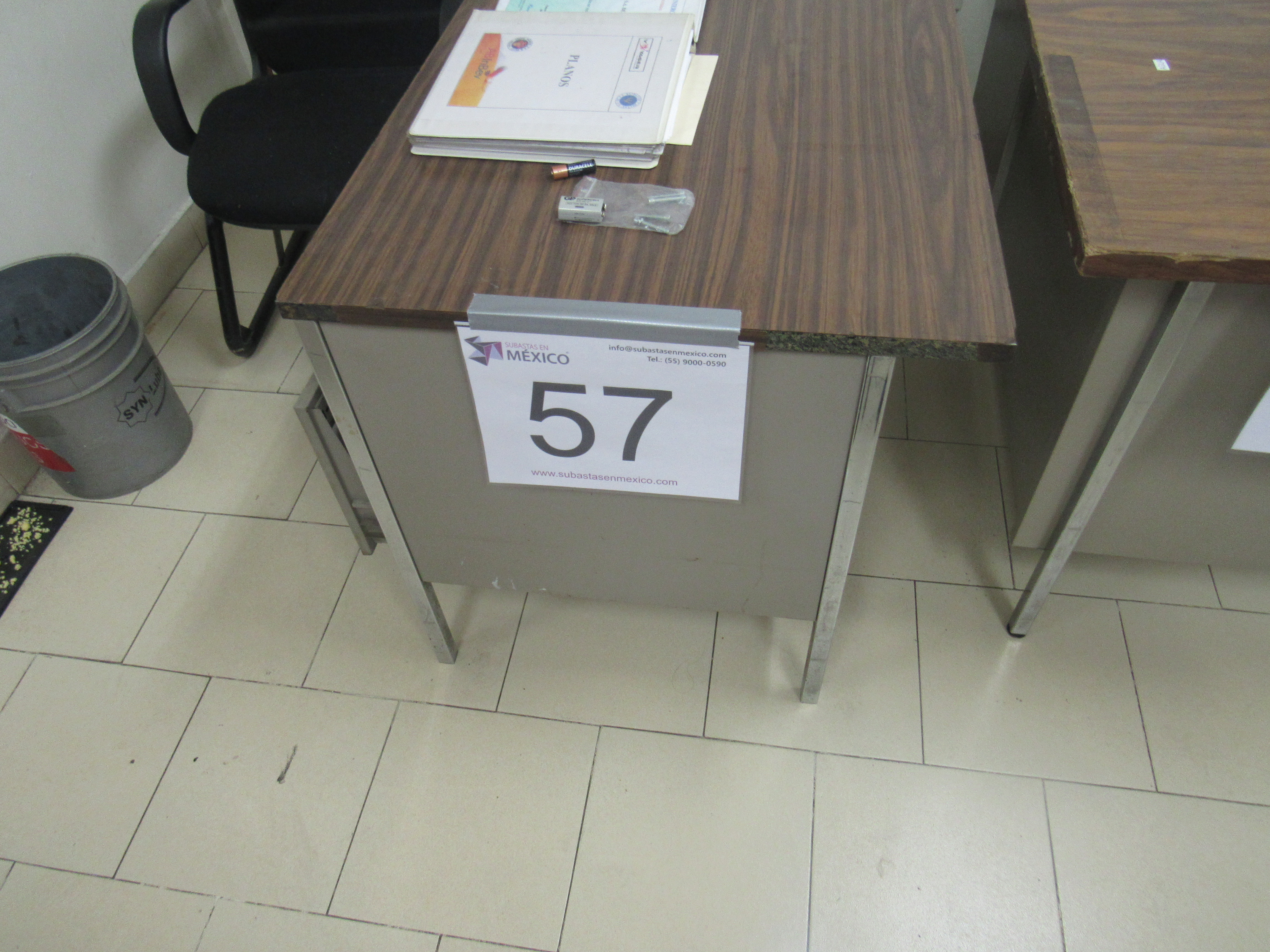 Lote 525 - Escritorio de metal con cubierta de madera y dos cajones - Imagen 2