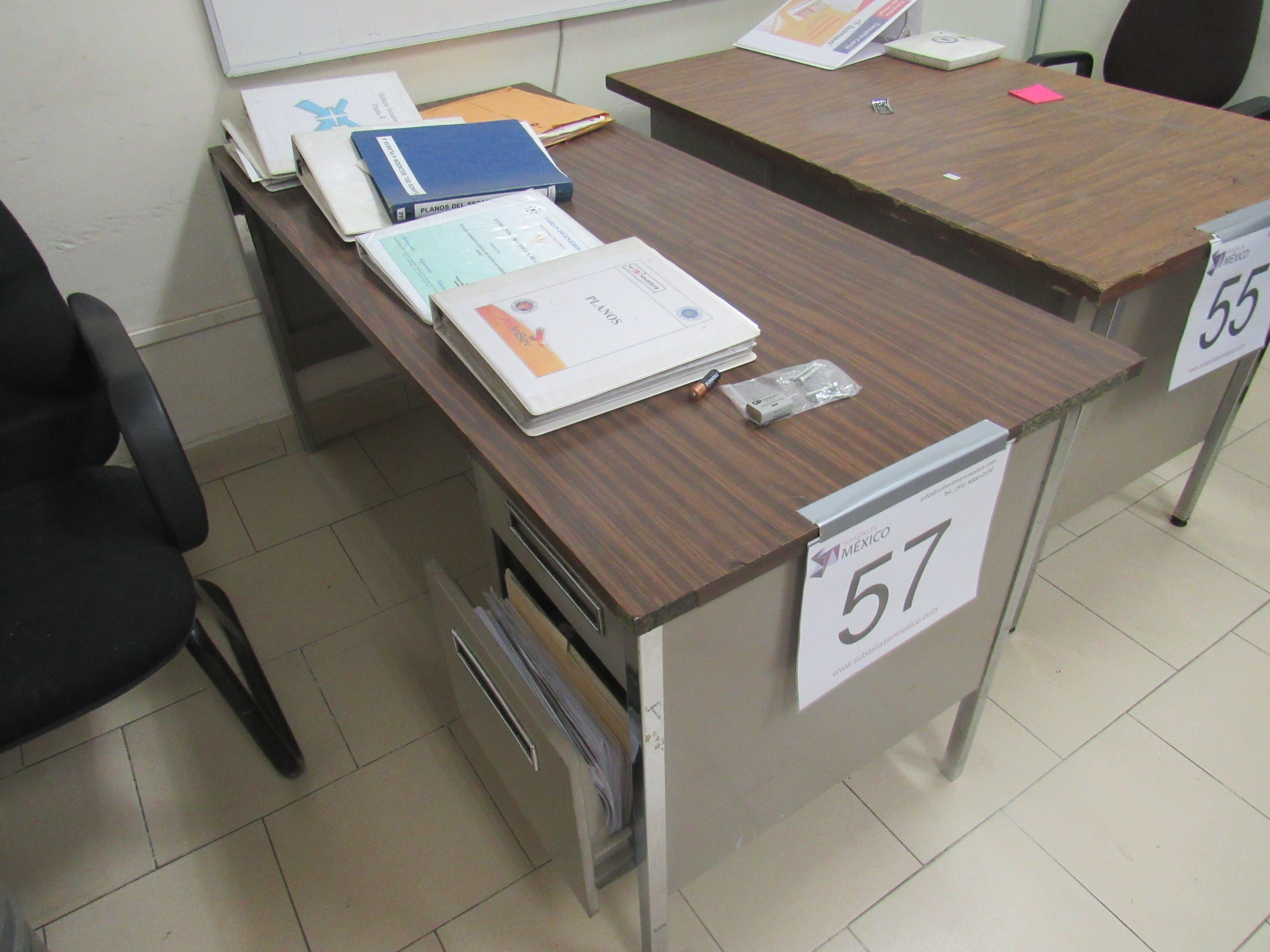 Lote 525 - Escritorio de metal con cubierta de madera y dos cajones