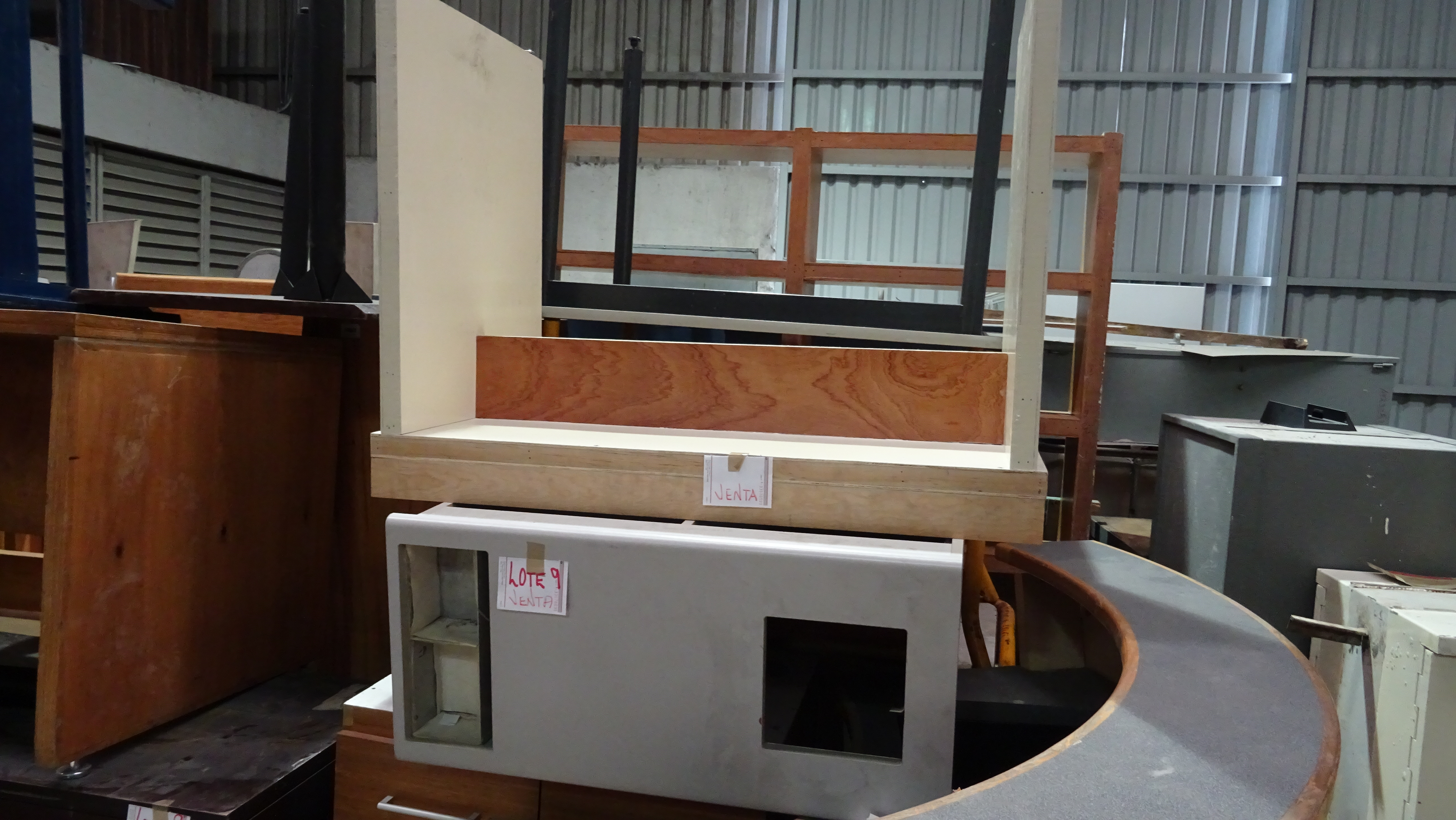 Lote 009 - 30 Muebles de madera y 40 Sillas - Imagen 12