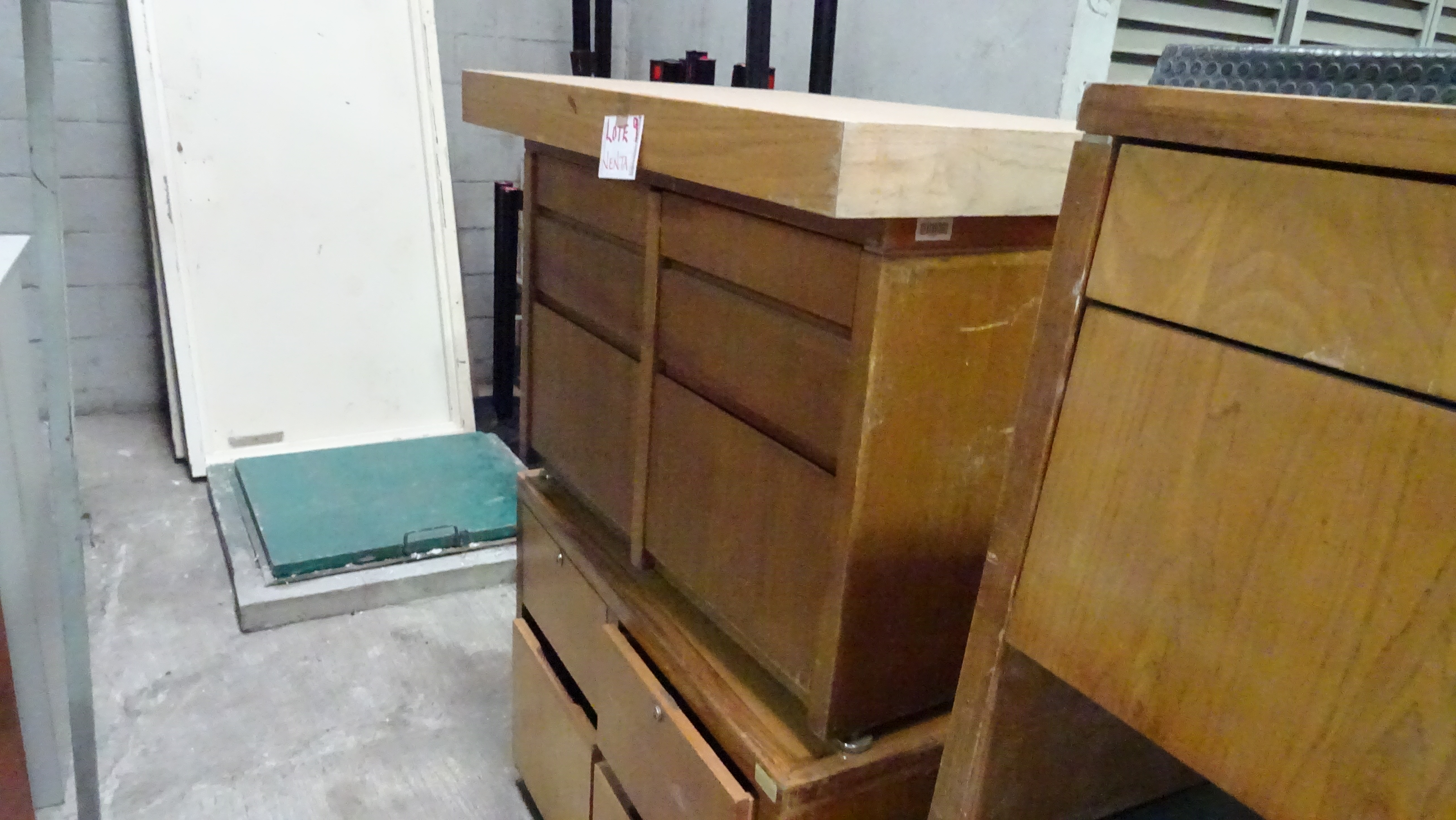 Lote 009 - 30 Muebles de madera y 40 Sillas - Imagen 14