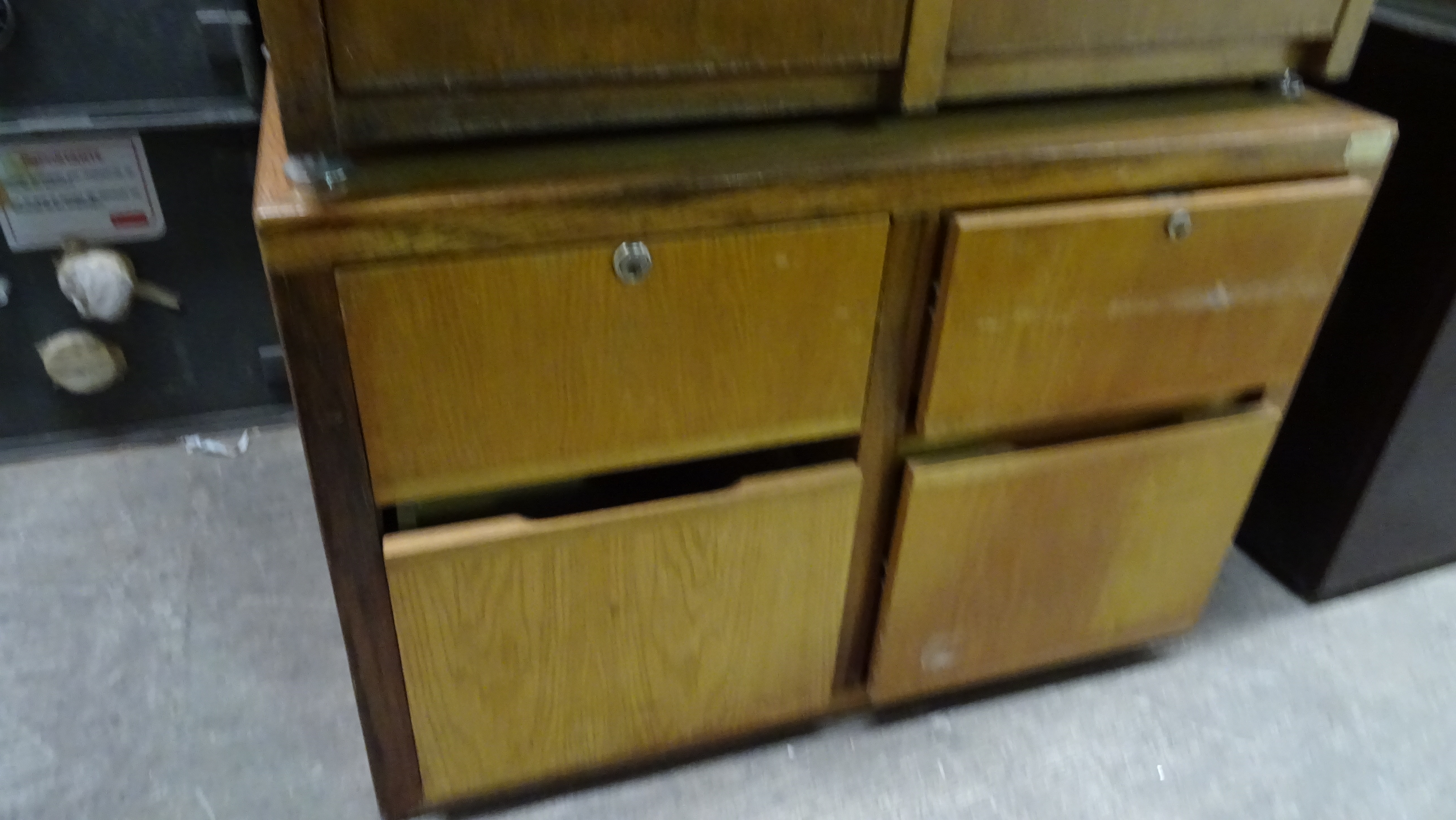 Lote 009 - 30 Muebles de madera y 40 Sillas - Imagen 13