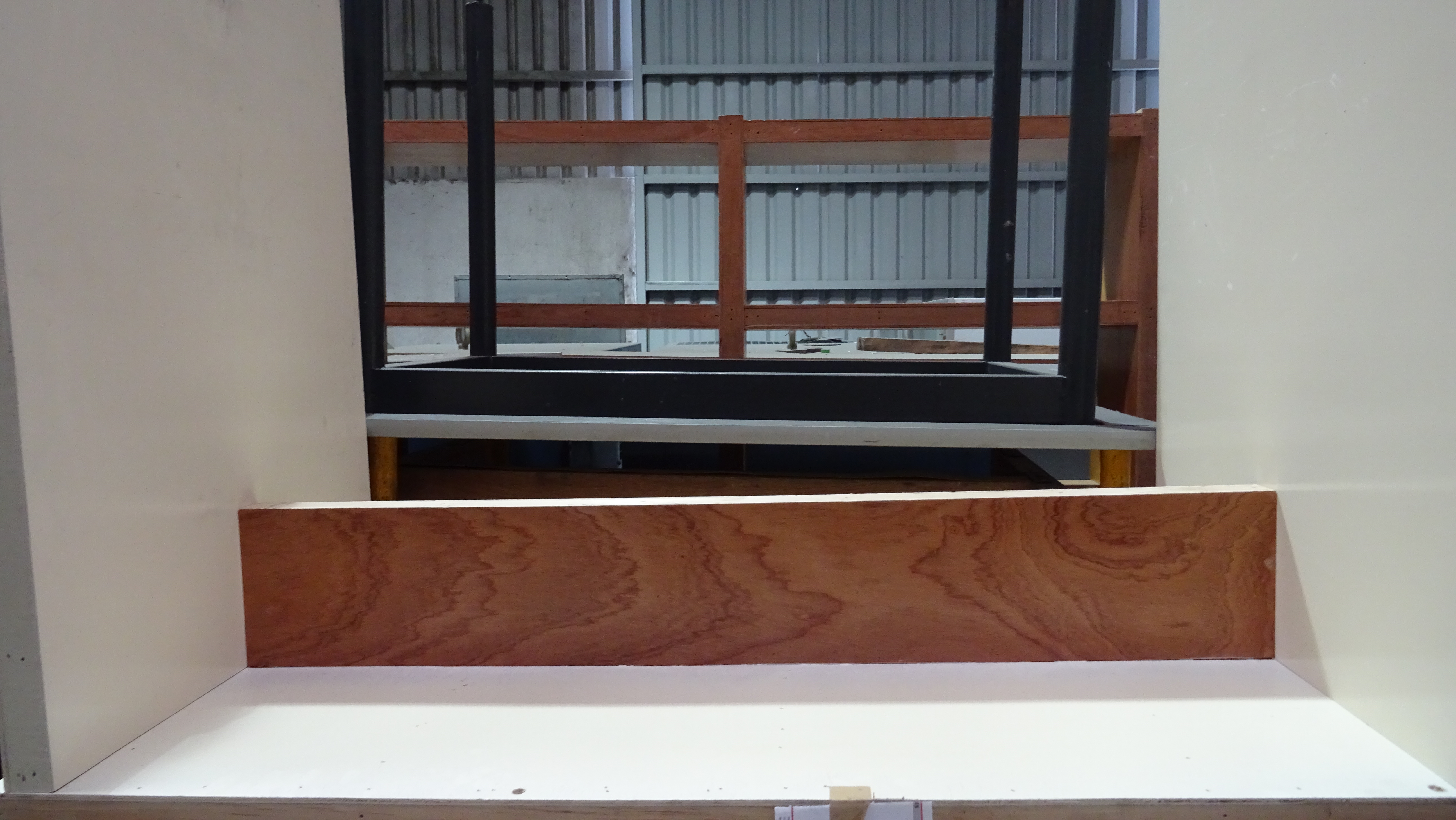 Lote 009 - 30 Muebles de madera y 40 Sillas - Imagen 18