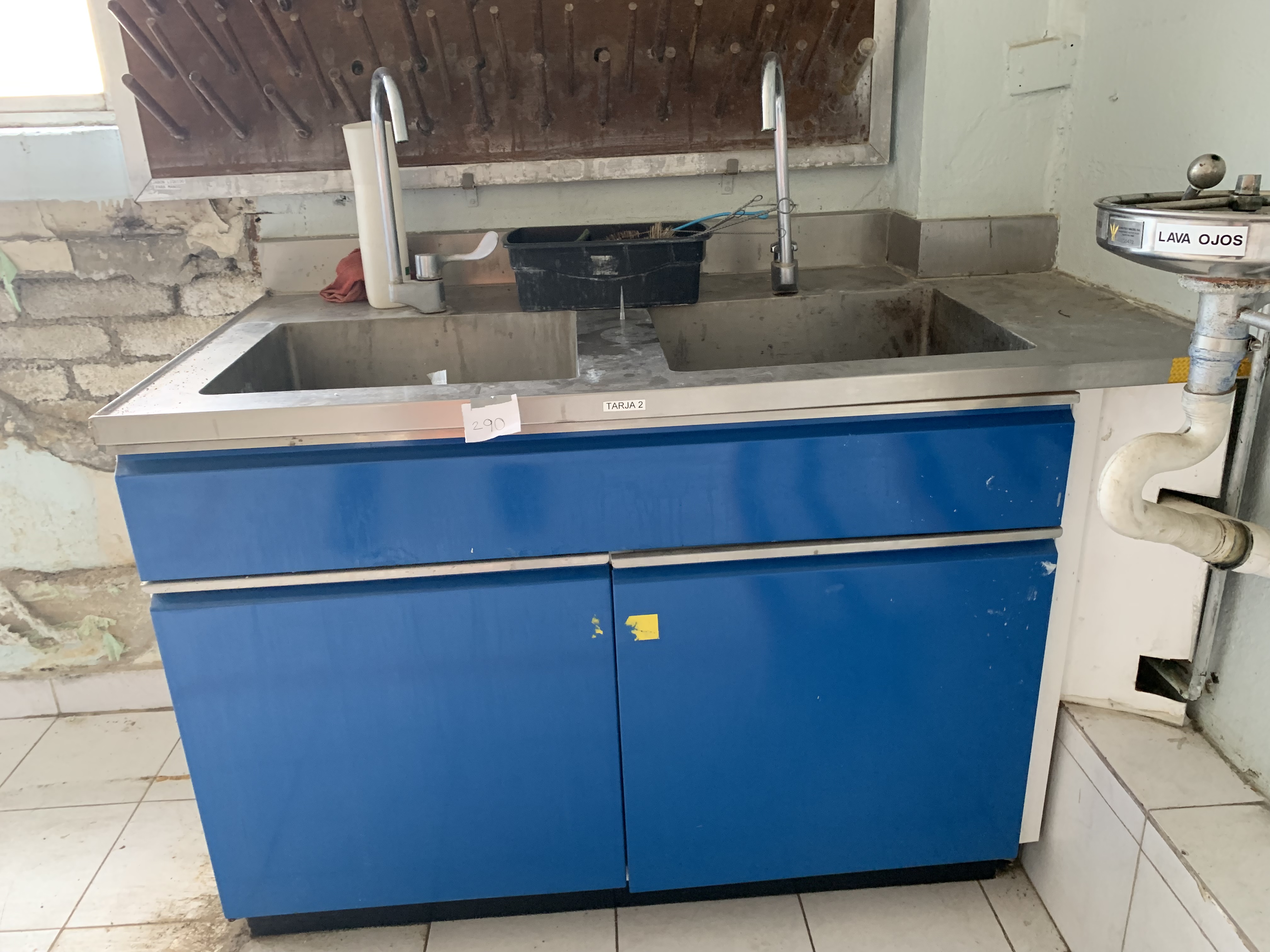 Lote 290 - Mueble con Tarja doble