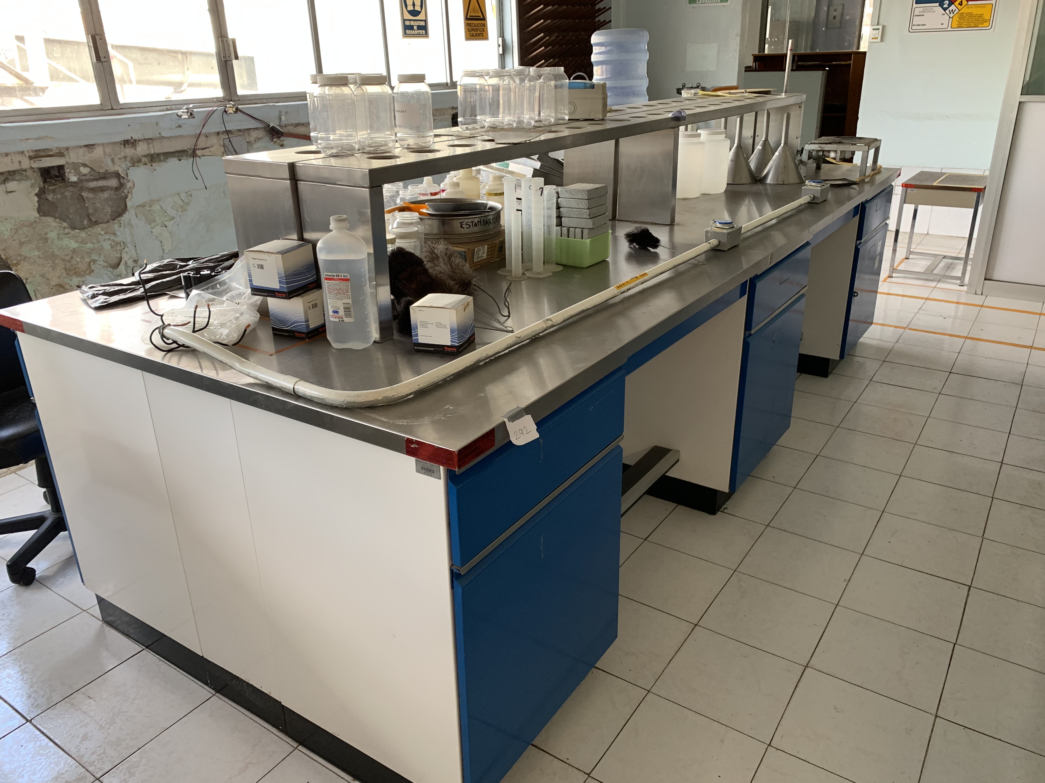 Lote 292 - Mesa de trabajo con superficie de acero inoxidable, 6 cajones y 6 gavetas - Imagen 3