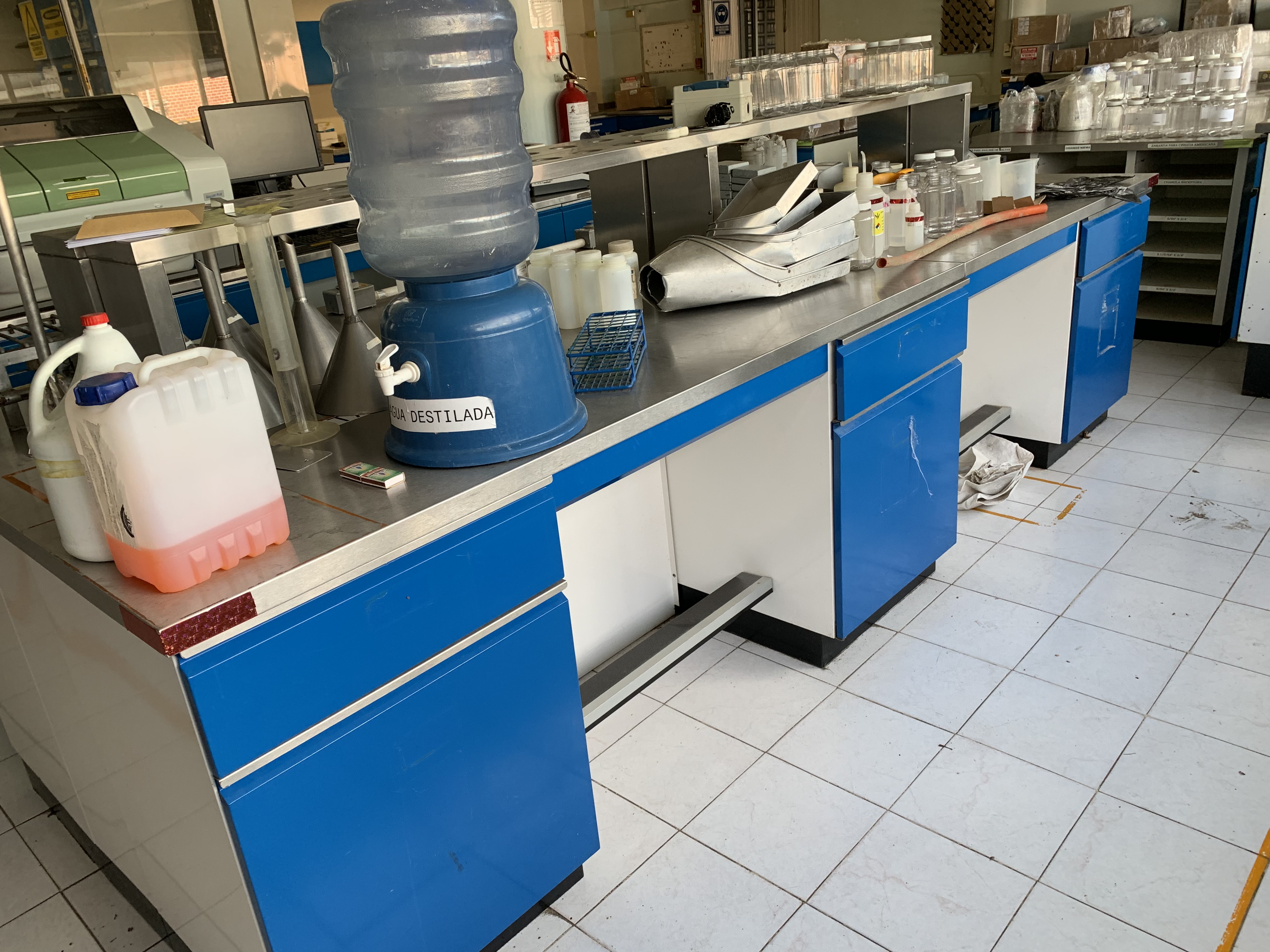Lote 292 - Mesa de trabajo con superficie de acero inoxidable, 6 cajones y 6 gavetas