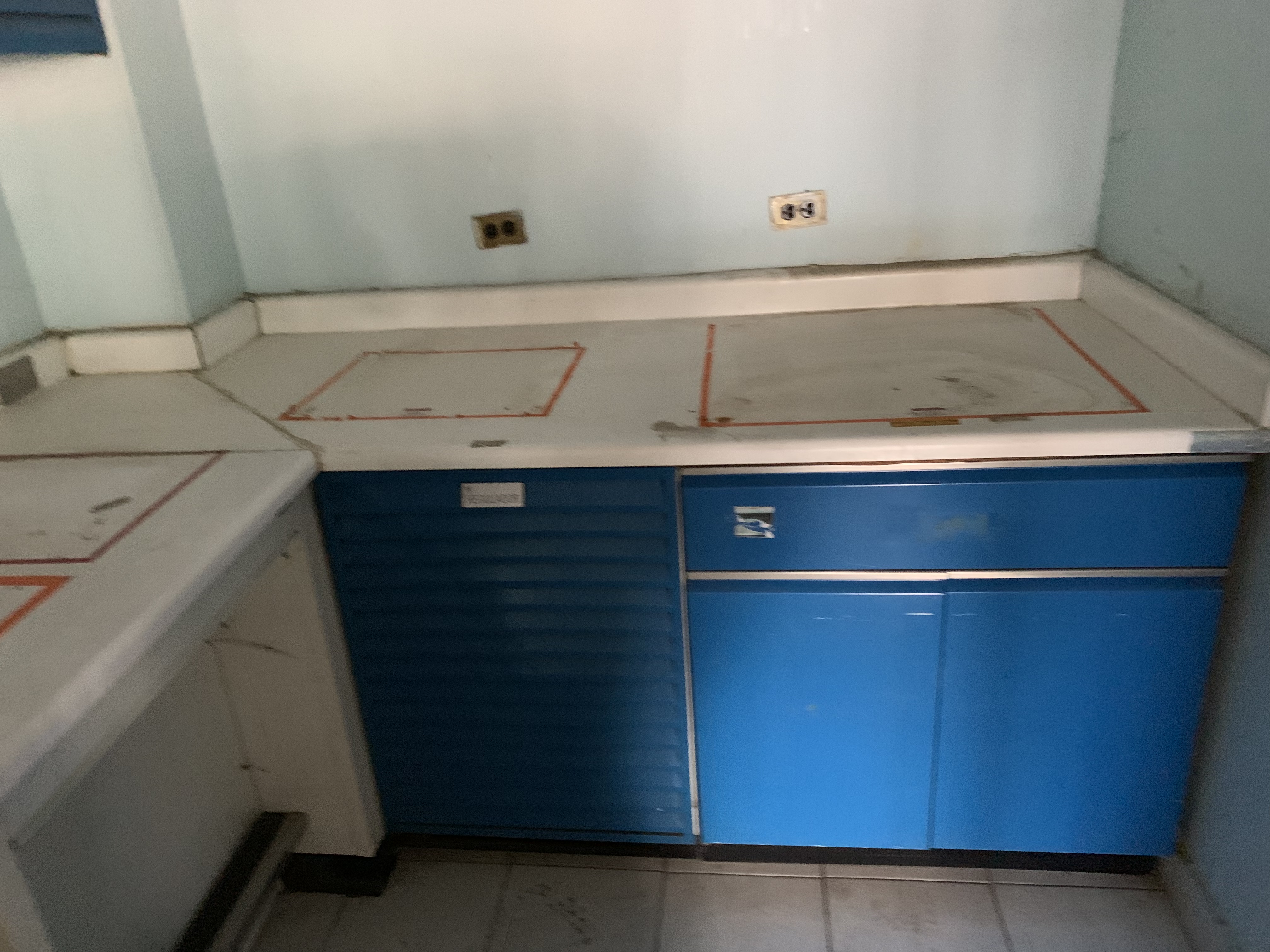 Lote 298 - Mesa de trabajo con superficie de acero inoxidable, 2 cajones y 4 gavetas - Imagen 2