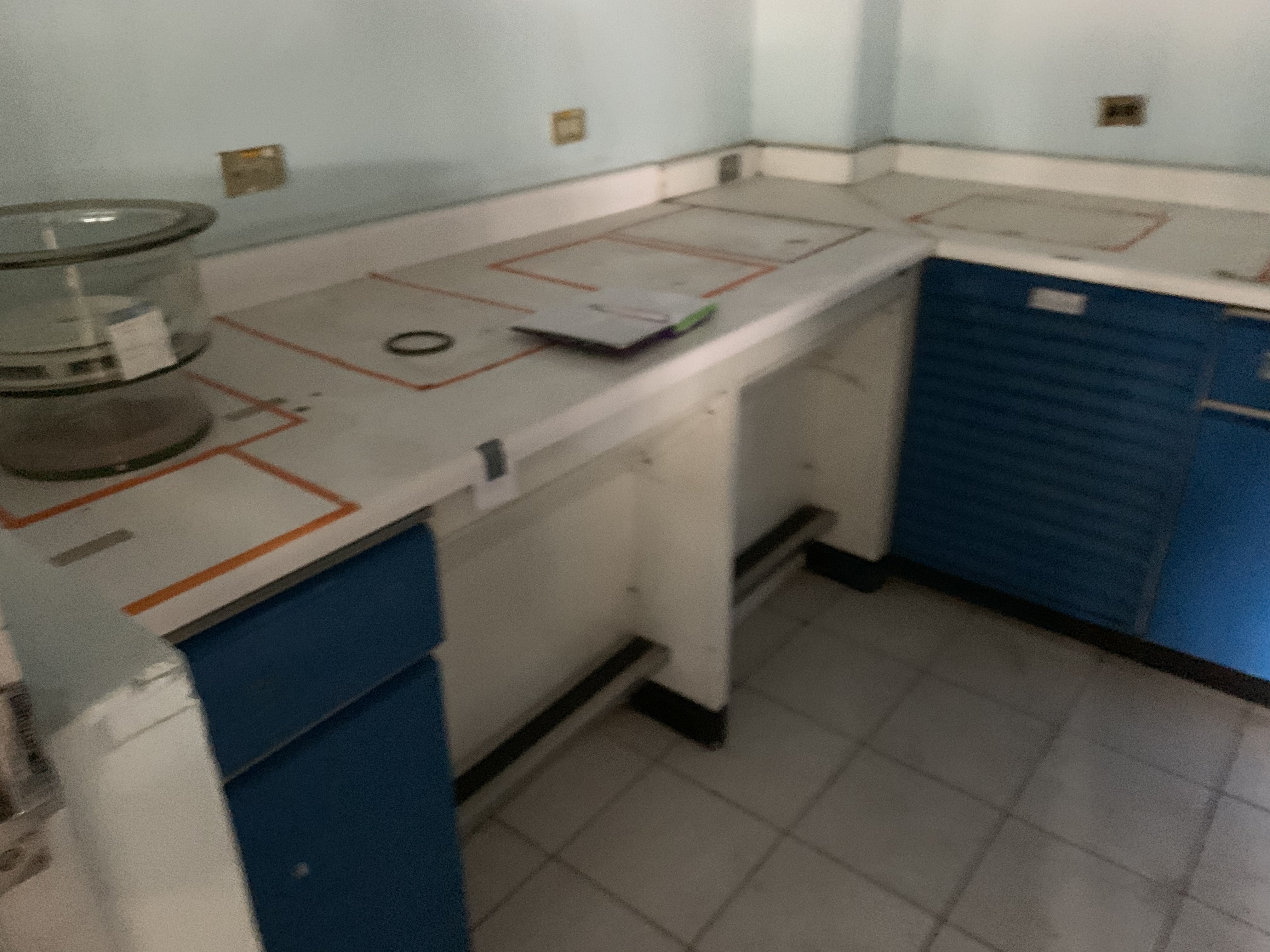 Lote 298 - Mesa de trabajo con superficie de acero inoxidable, 2 cajones y 4 gavetas - Imagen 4
