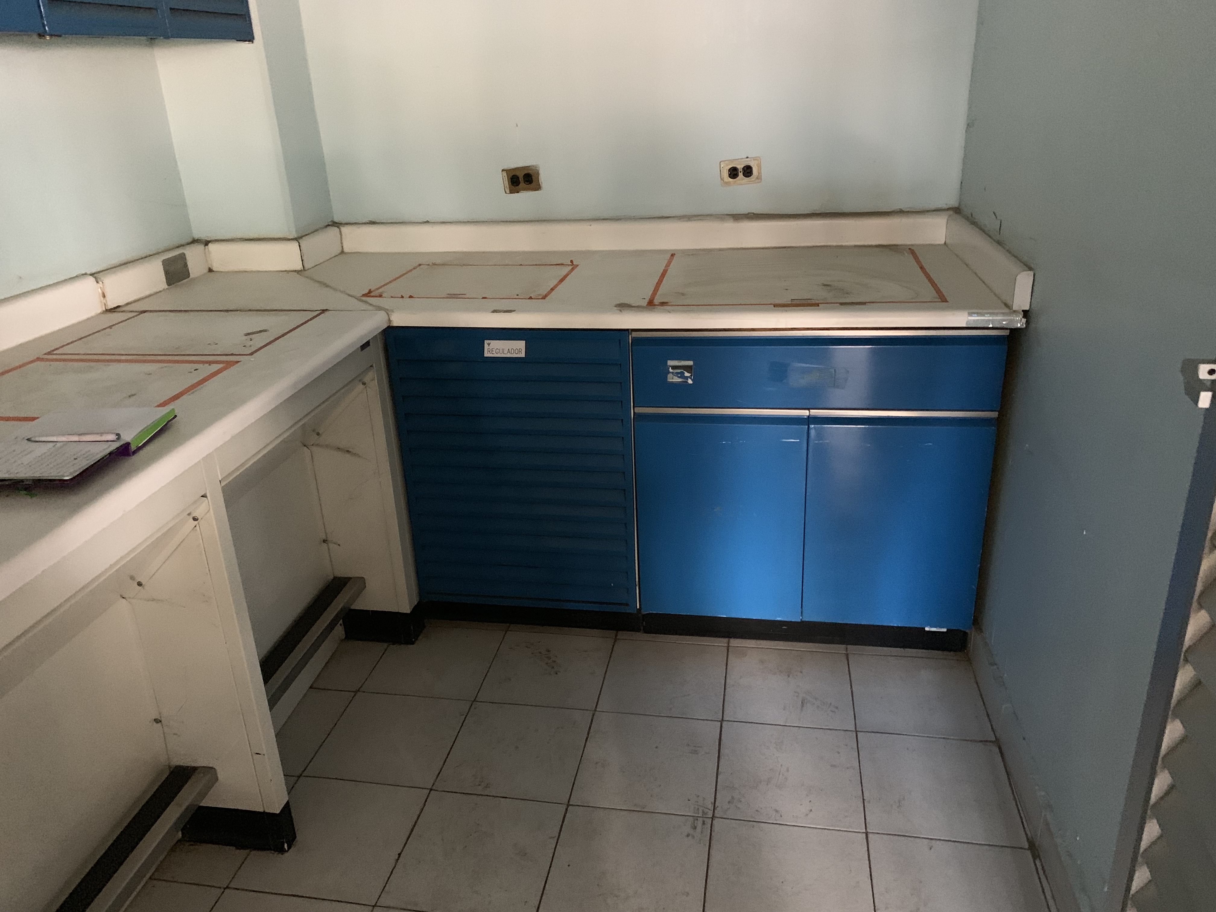 Lote 298 - Mesa de trabajo con superficie de acero inoxidable, 2 cajones y 4 gavetas