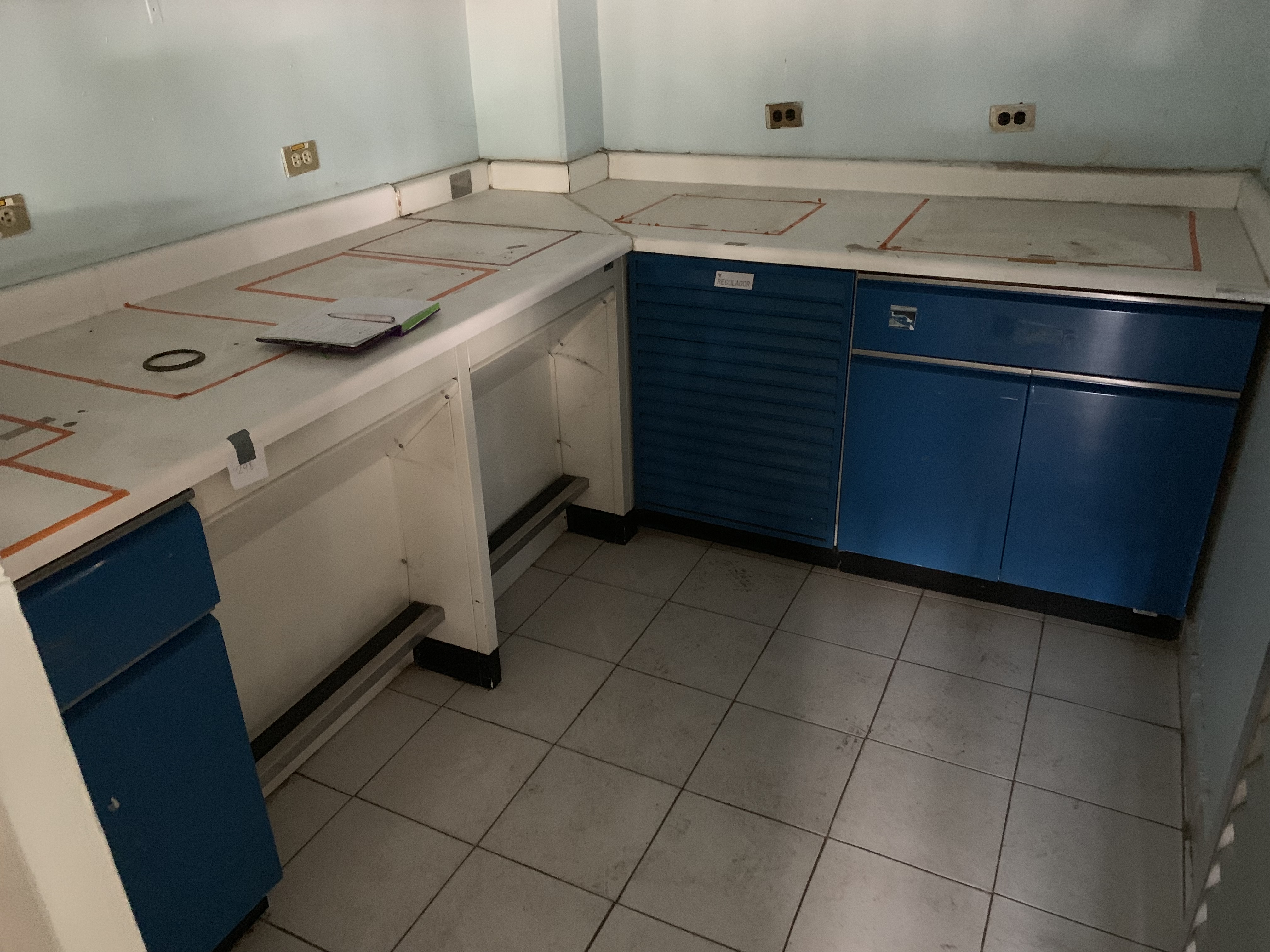 Lote 298 - Mesa de trabajo con superficie de acero inoxidable, 2 cajones y 4 gavetas - Imagen 5