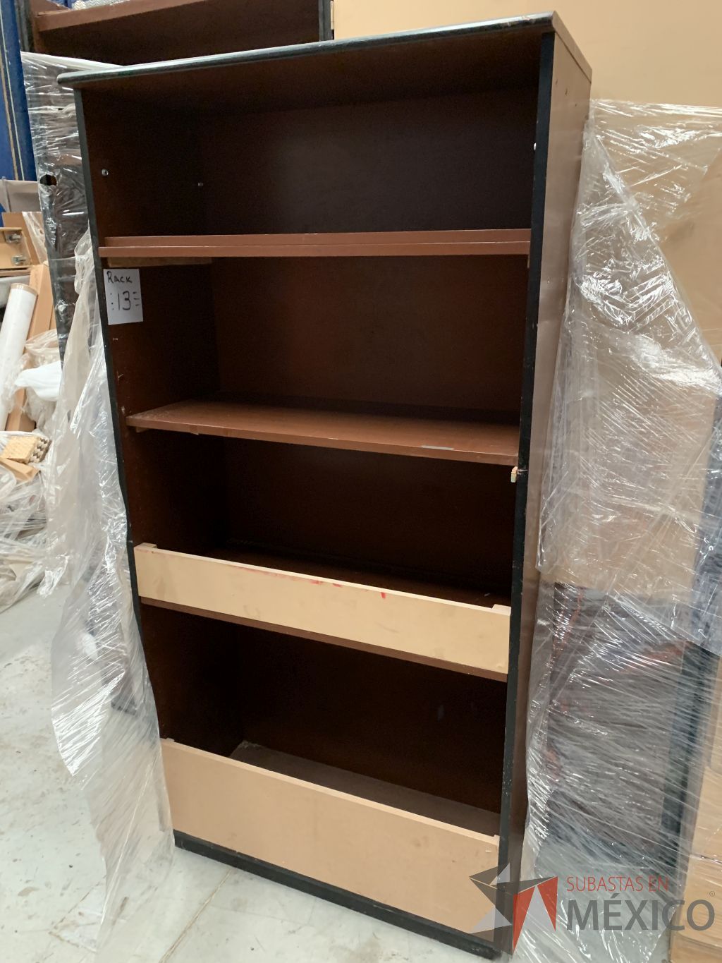 Lote 007 - Lote con más de 1,700 artículos, Stand´s, Marcos de Acero y Mobiliario (más de 550 sillas), Unifila, Tarimas... - Imagen 156