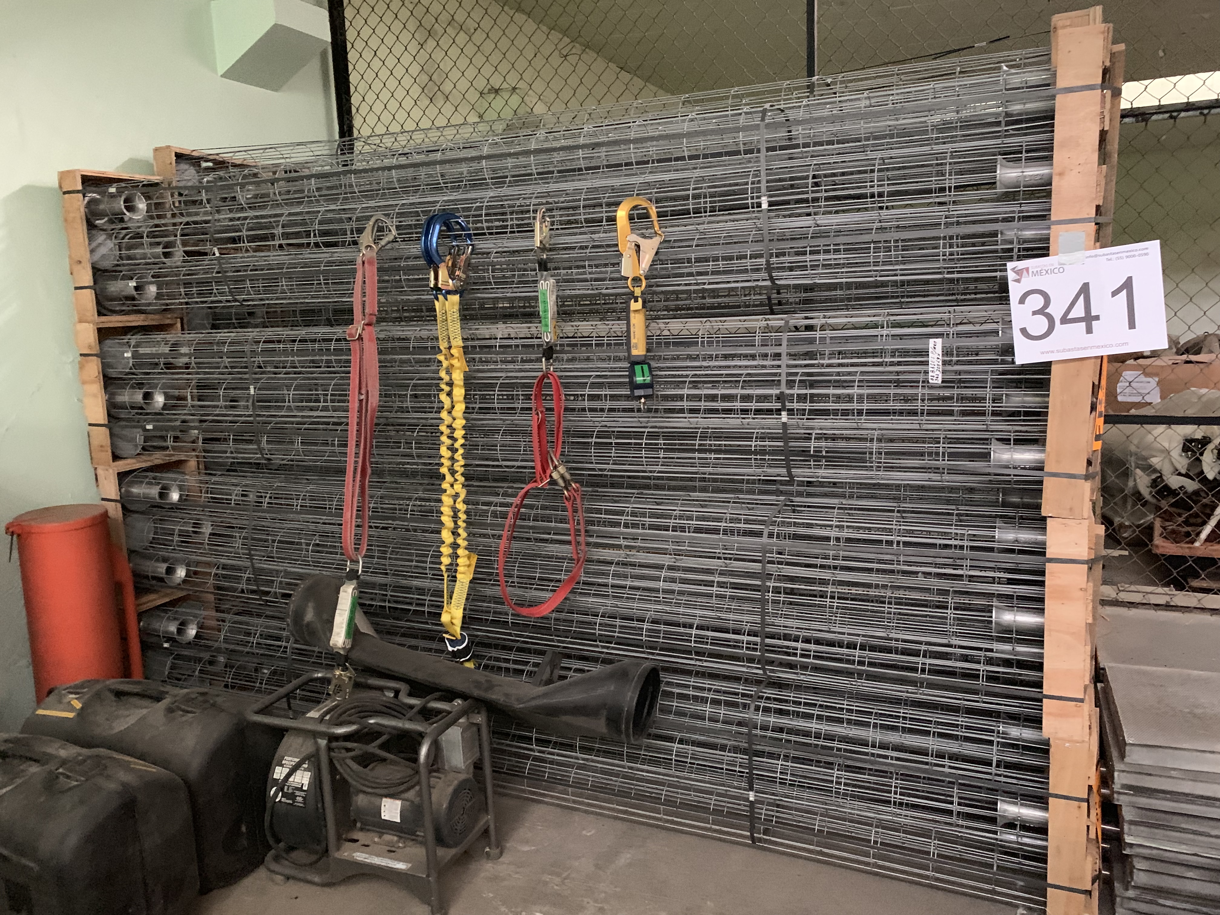 Lote 341 - 96 Esqueletos para mangas de separadores de polvo 5 pulg de diametro X 3 m de largo - Imagen 4