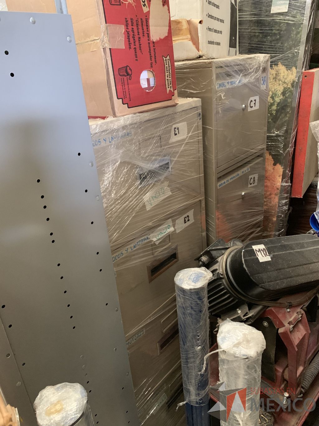 Lote 007 - Lote con más de 1,700 artículos, Stand´s, Marcos de Acero y Mobiliario (más de 550 sillas), Unifila, Tarimas... - Imagen 233