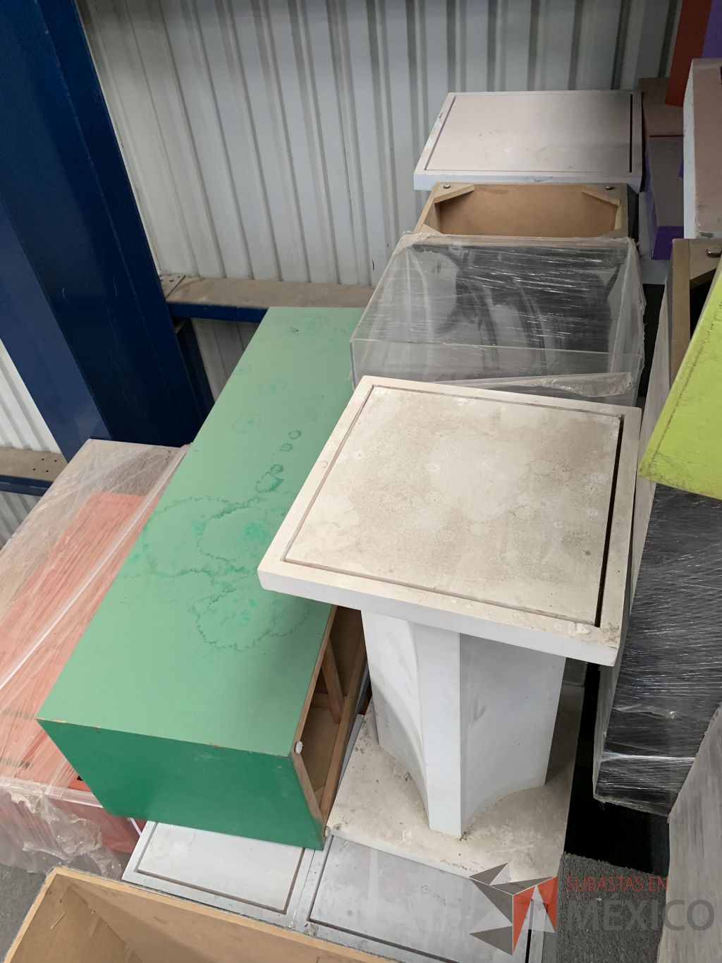 Lote 007 - Lote con más de 1,700 artículos, Stand´s, Marcos de Acero y Mobiliario (más de 550 sillas), Unifila, Tarimas... - Imagen 265