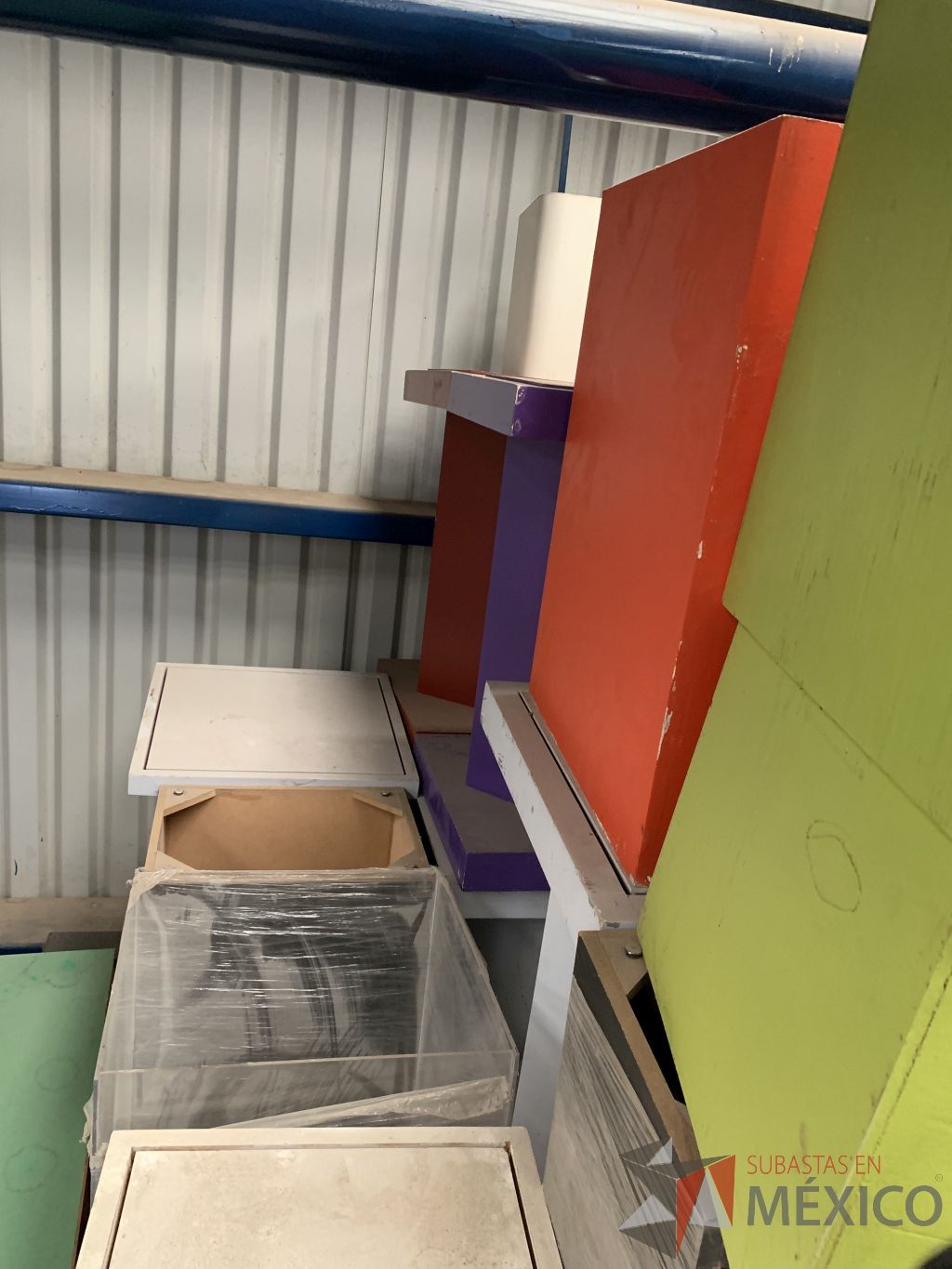 Lote 007 - Lote con más de 1,700 artículos, Stand´s, Marcos de Acero y Mobiliario (más de 550 sillas), Unifila, Tarimas... - Imagen 267
