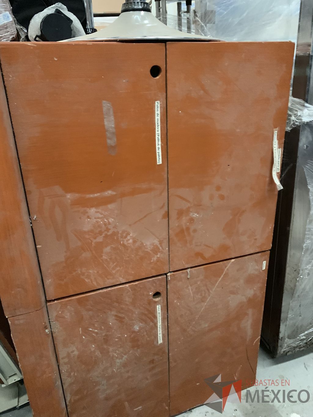 Lote 007 - Lote con más de 1,700 artículos, Stand´s, Marcos de Acero y Mobiliario (más de 550 sillas), Unifila, Tarimas... - Imagen 360