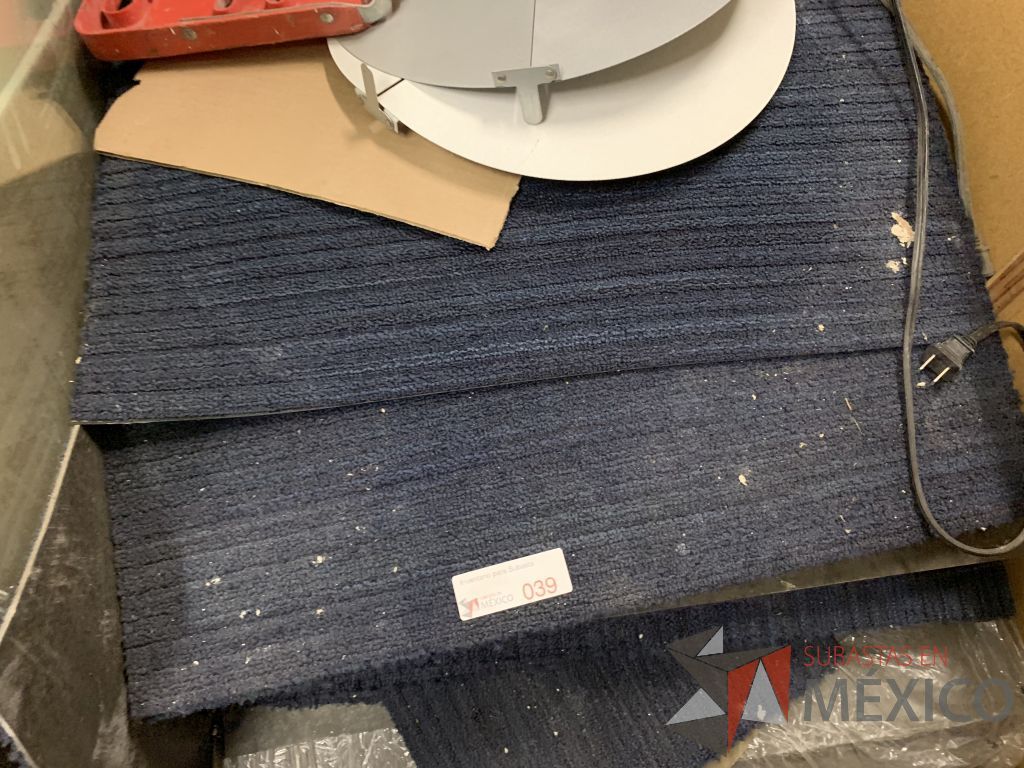 Lote 013 - 100 Piezas de Alfombra Modular, 18 Brazos para Soporte de Pantallas, Vidrios, 25 Persianas Black out... - Imagen 2