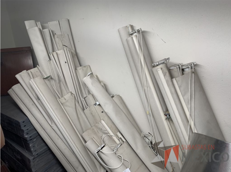 Lote 013 - 100 Piezas de Alfombra Modular, 18 Brazos para Soporte de Pantallas, Vidrios, 25 Persianas Black out...