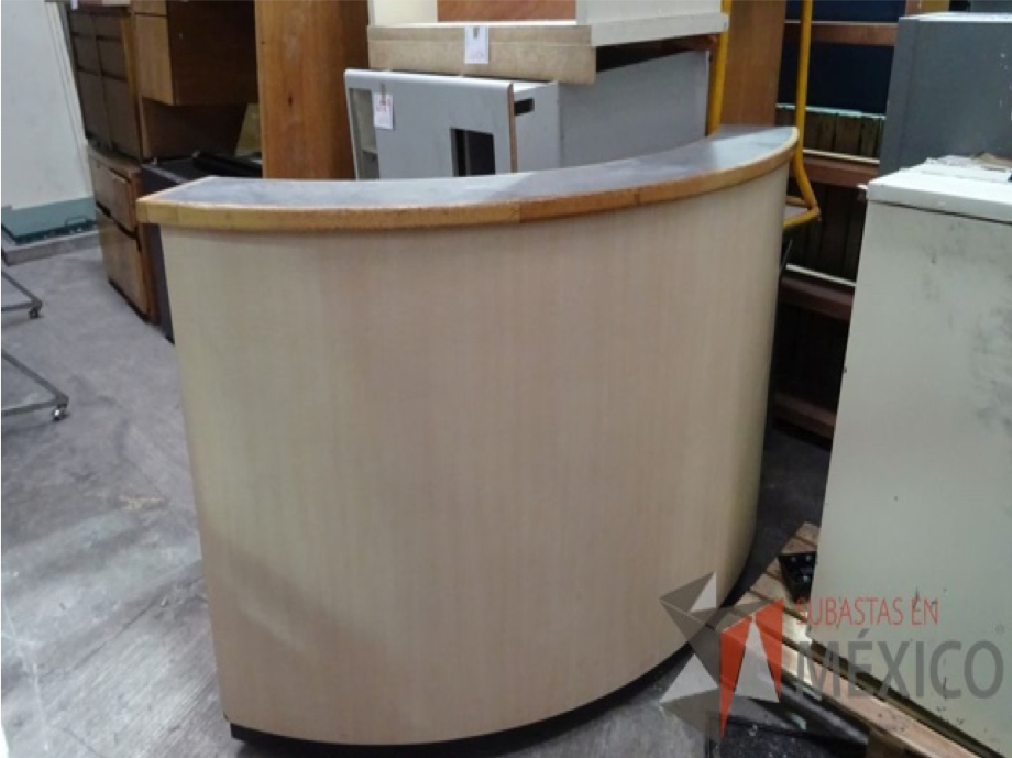 Lote 009 - 30 Muebles de madera y 40 Sillas