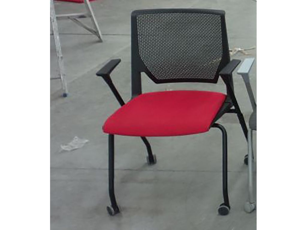 Lote 015 - Silla modelo Very Seminar, cuatro patas con rodajas, asiento rojo con respaldo gris, con descanza brazos