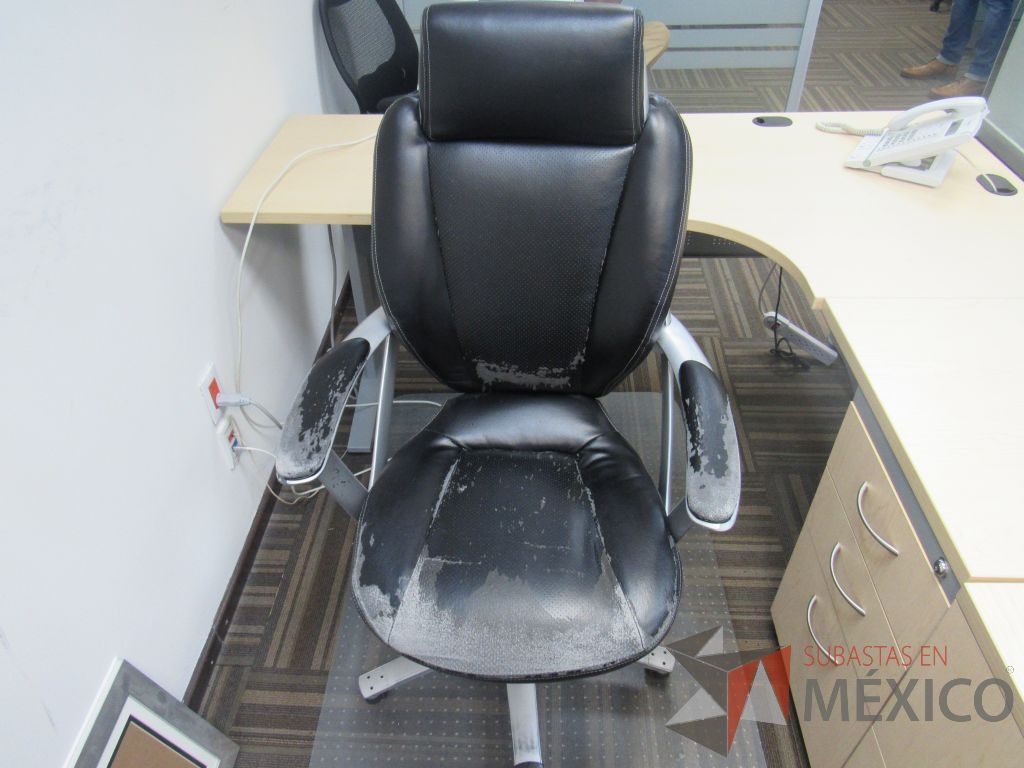 Lote 050 - Silla en acabado tipo piel, con ruedas, descansa brazos y cabecera - Imagen 6